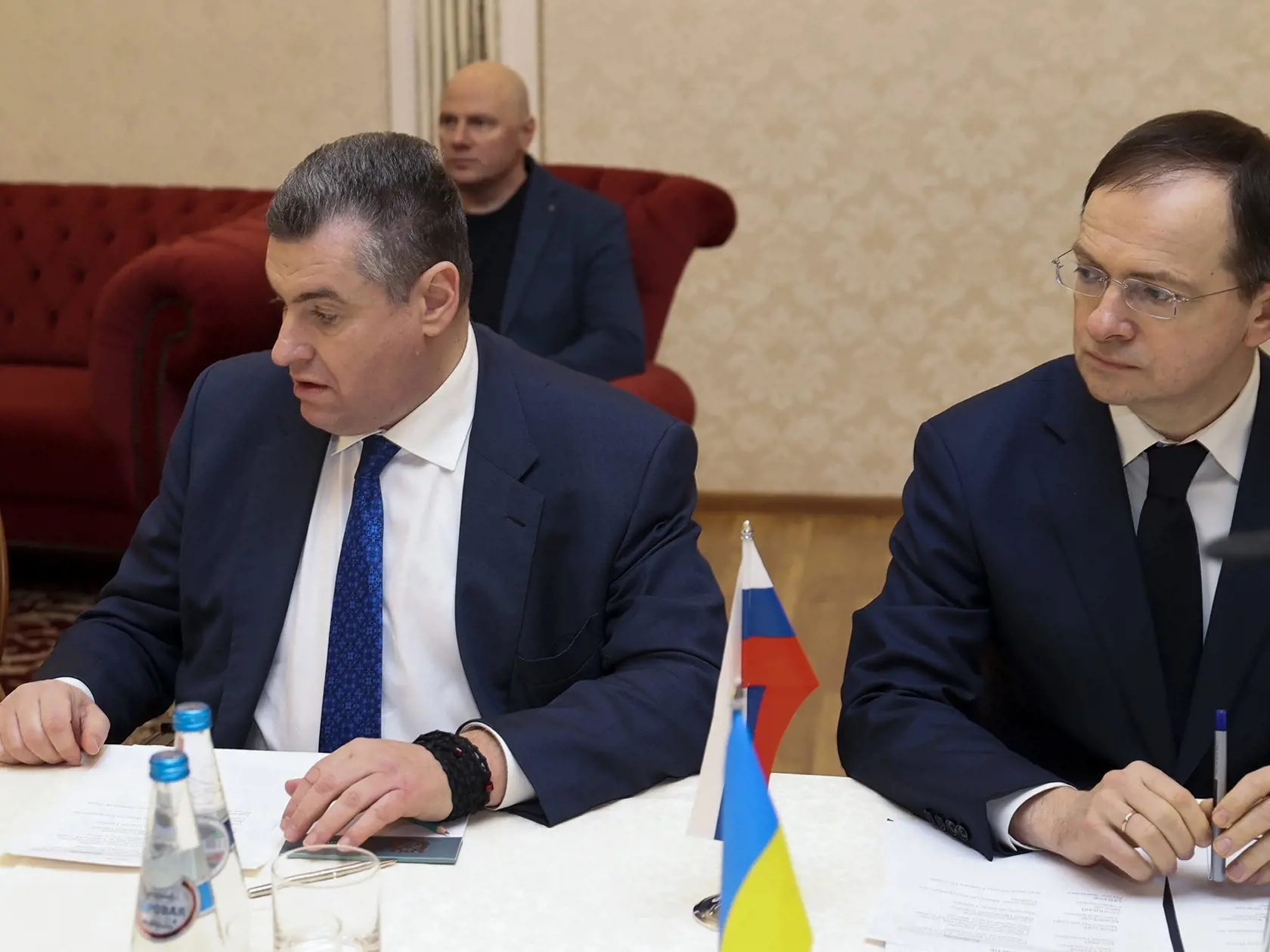 Členovia ruskej delegácie - ruský poslanec Leonid Sluckij (vľavo) a šéf ruskej delegácie Vladimir Medinskij - počas mierových rozhovorov s ukrajinskou delegáciou, ktoré sa začali v Homeľskej oblasti v blízkosti bielorusko-ukrajinskej hranice.