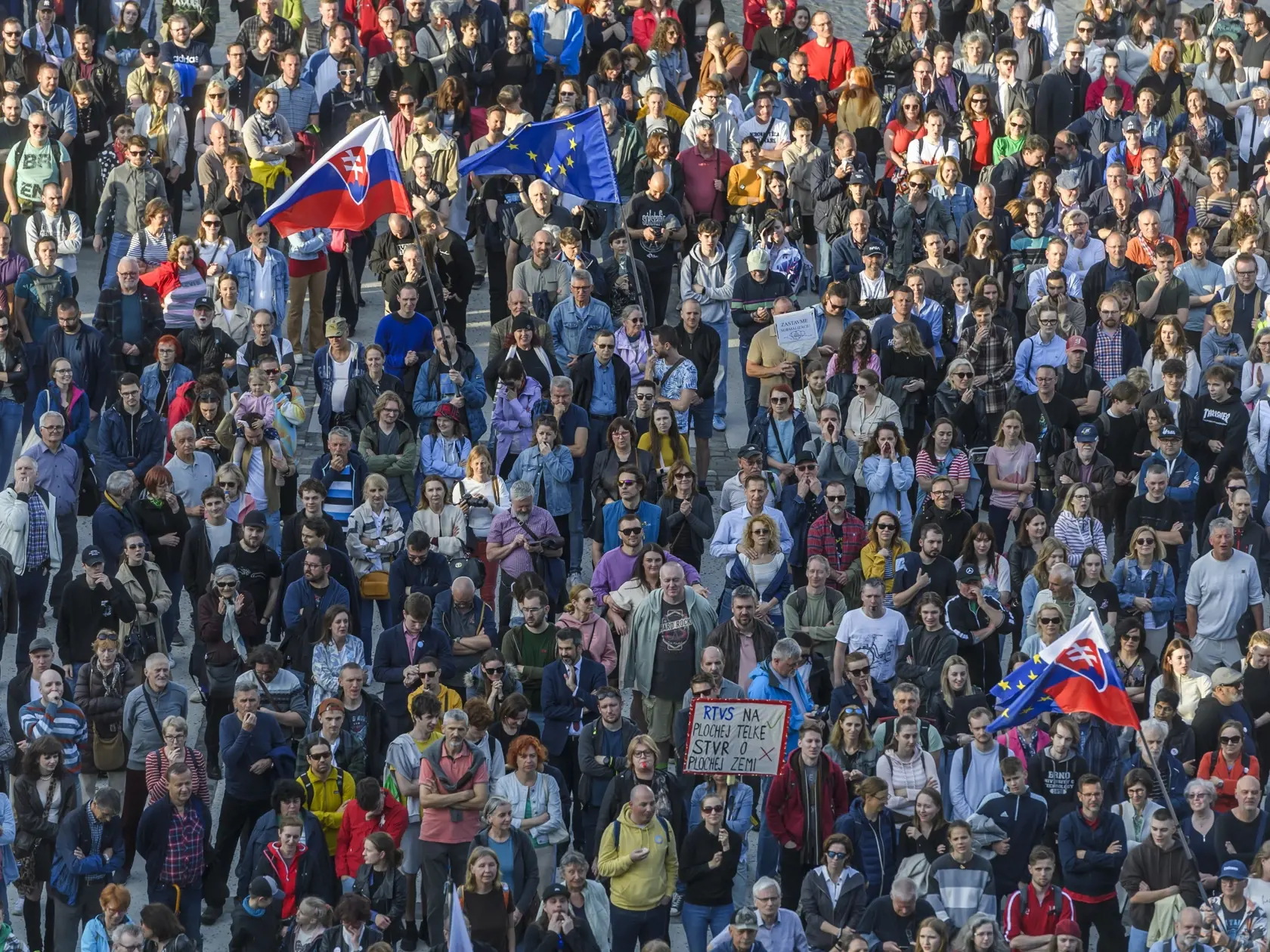 Na snímke pohľad z výšky na účastníkov protivládneho protestu hnutia Progresívne Slovensko (PS) na Námestí slobody v Bratislave 2. mája 2024. FOTO TASR - Jaroslav Novák