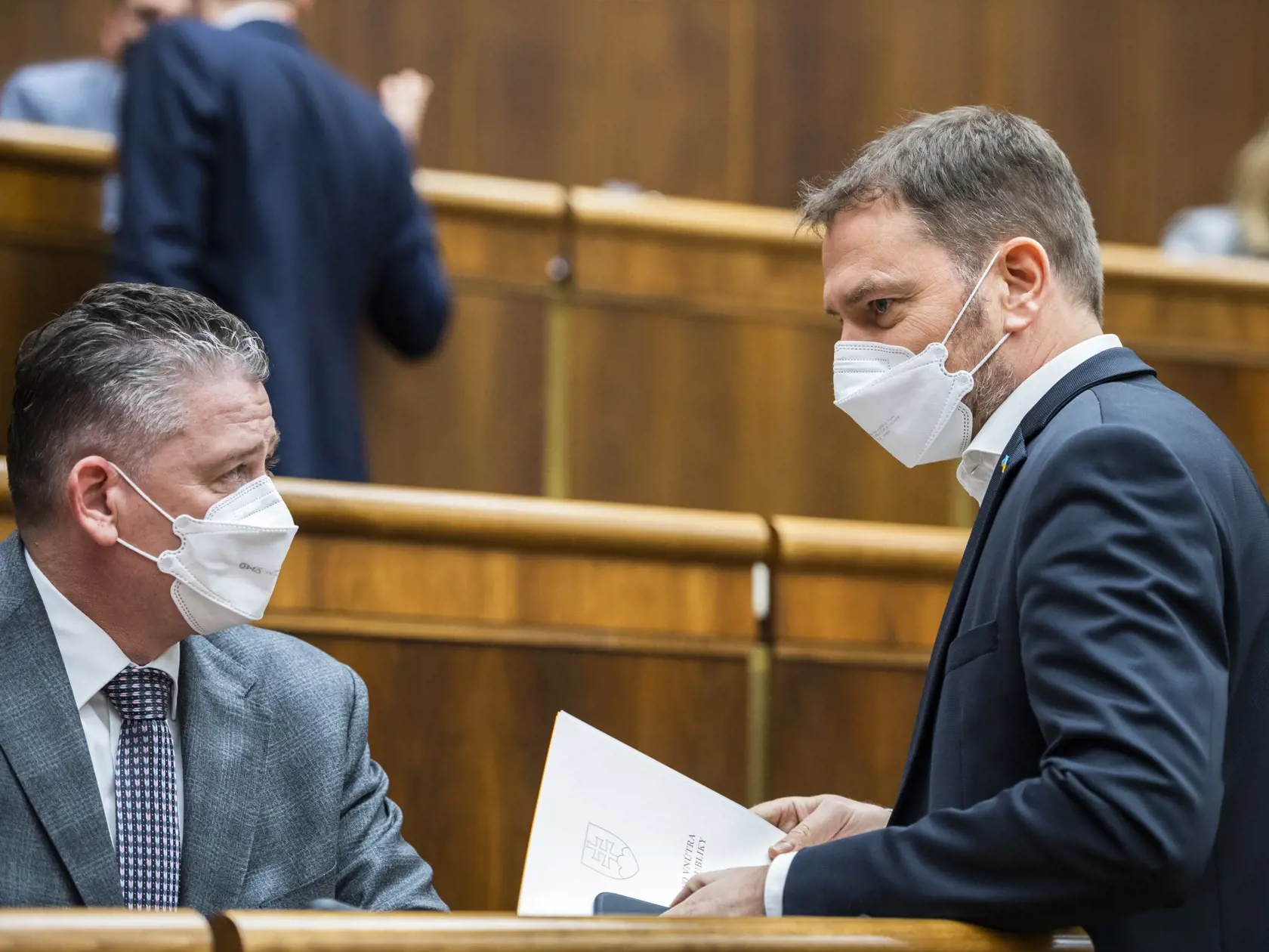 Na snímke je zľava minister vnútra SR Roman Mikulec (OĽaNO) a podpredseda vlády a minister financií SR Igor Matovič (OĽaNO) počas 63. schôdze Národnej rady SR.