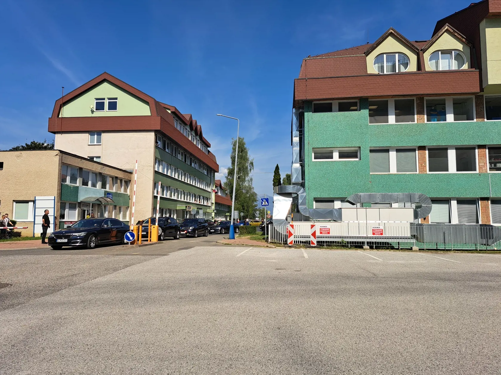 Vláda bude nápomocná pri akýchkoľvek problémoch, ktoré by mohli nastať pri rekonštrukcii Nemocnice Poprad. Vyhlásil to v utorok 3. septembra 2024 po kontrolnom dni na stavbe premiér Robert Fico (Smer-SD), ktorý sa i s ministerkou zdravotníctva Zuzanou Dolinkovou (Hlas-SD) stretol tiež s vedením nemocnice. Na snímke príchod vládnych limuzín do popradskej nemocnice v utorok 3. septembra 2024. FOTO TASR - Adriána Hudecová