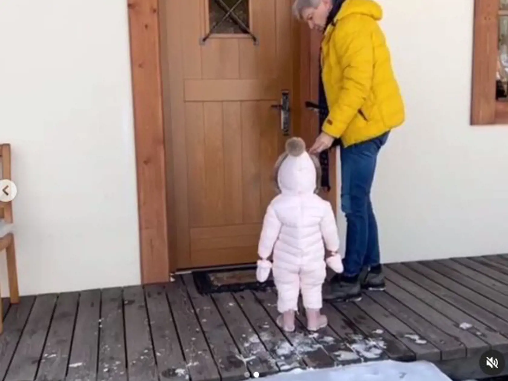 Dcérka Ella v zimnom overale je riadne rozkošná.