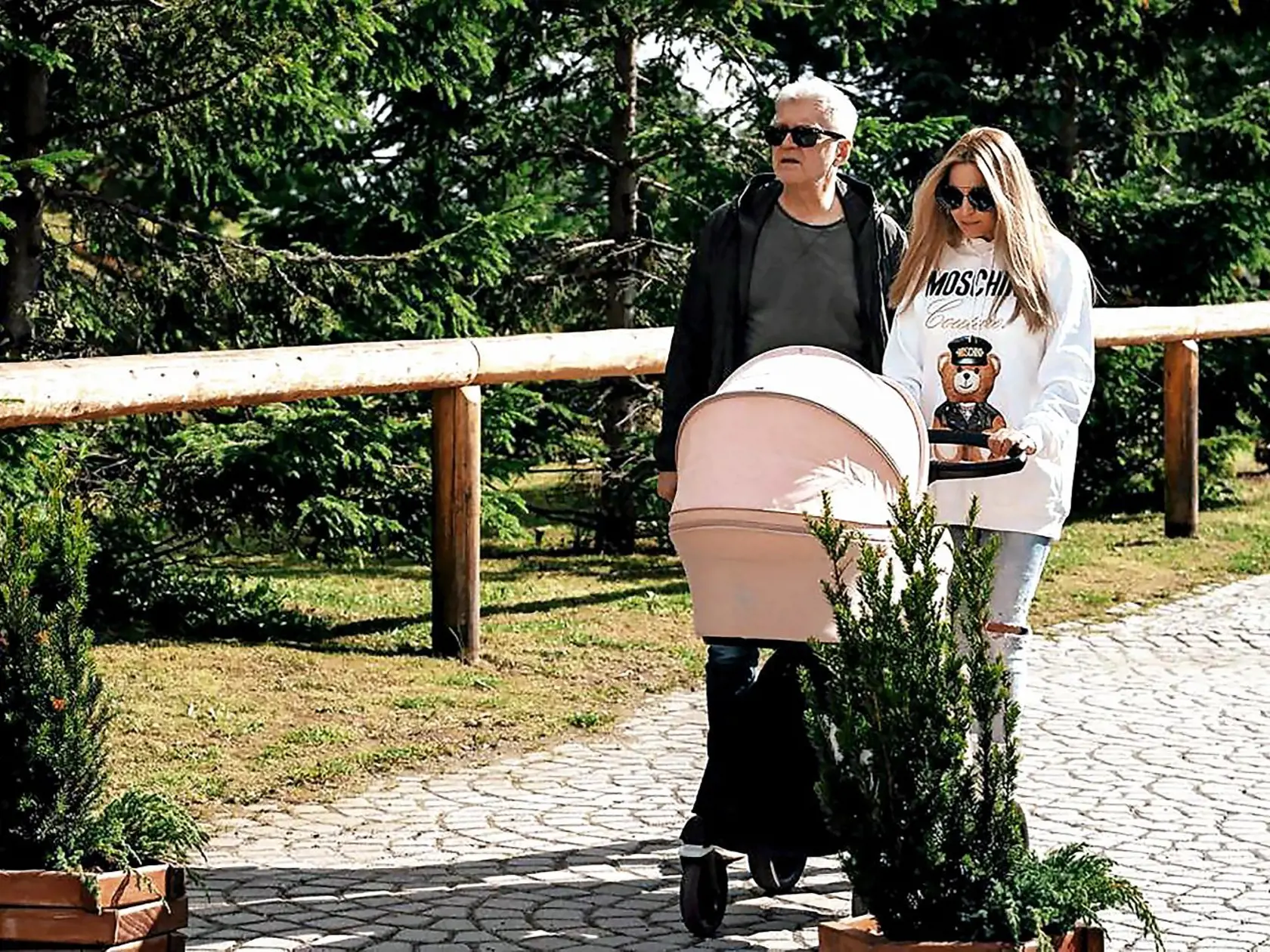 Z KAMARÁTOV
RODINA
S Erikou Judínyovou
boli dlhoroční kamaráti.
Napokon mu v strede
pandemického leta
moderátorka Smotánky
porodila dcéru Ellu.