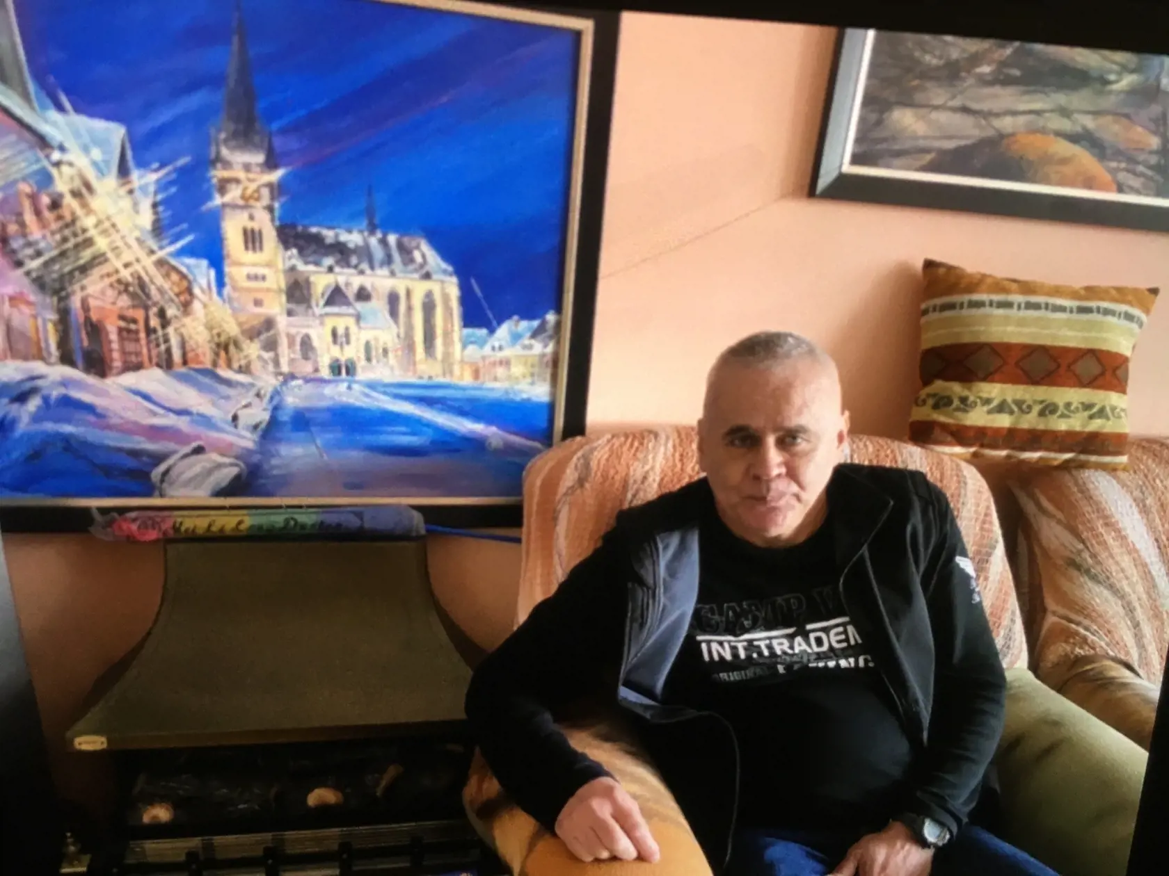 Jaroslav pri obraze, ktorý namaľoval svojej nebohej manželke pri príležitosti jej nedožitých 60. narodenín.