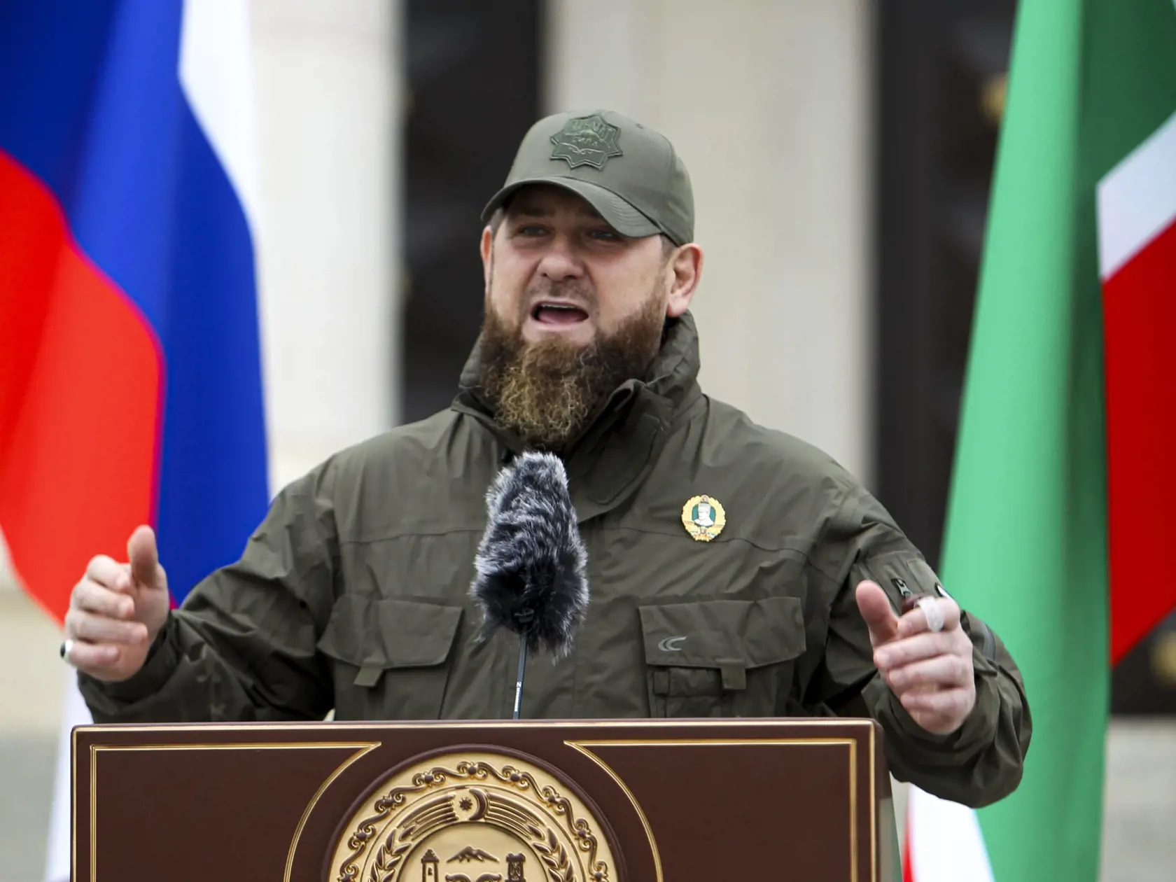 KK66 Groznyj - Čečenský regionálny vodca Ramzan Kadyrov počas prehliadky príslušníkov bezpečnostných síl a vojenskej techniky v Groznom 25. februára 2022. "Zlovestný prejav podpory" útoku Ruska na Ukrajinu prišiel z Čečenska, prevažne moslimského regiónu na juhu Ruska, ktorý "železnou rukou" spravuje Ramzan Kadyrov. Čečenské médiá totiž v piatok informovali, že Kadyrov zhromaždil v centre hlavného mesta Groznyj približne 12.000 príslušníkov bezpečnostných síl, ktorí sa potom venovali "previerke 