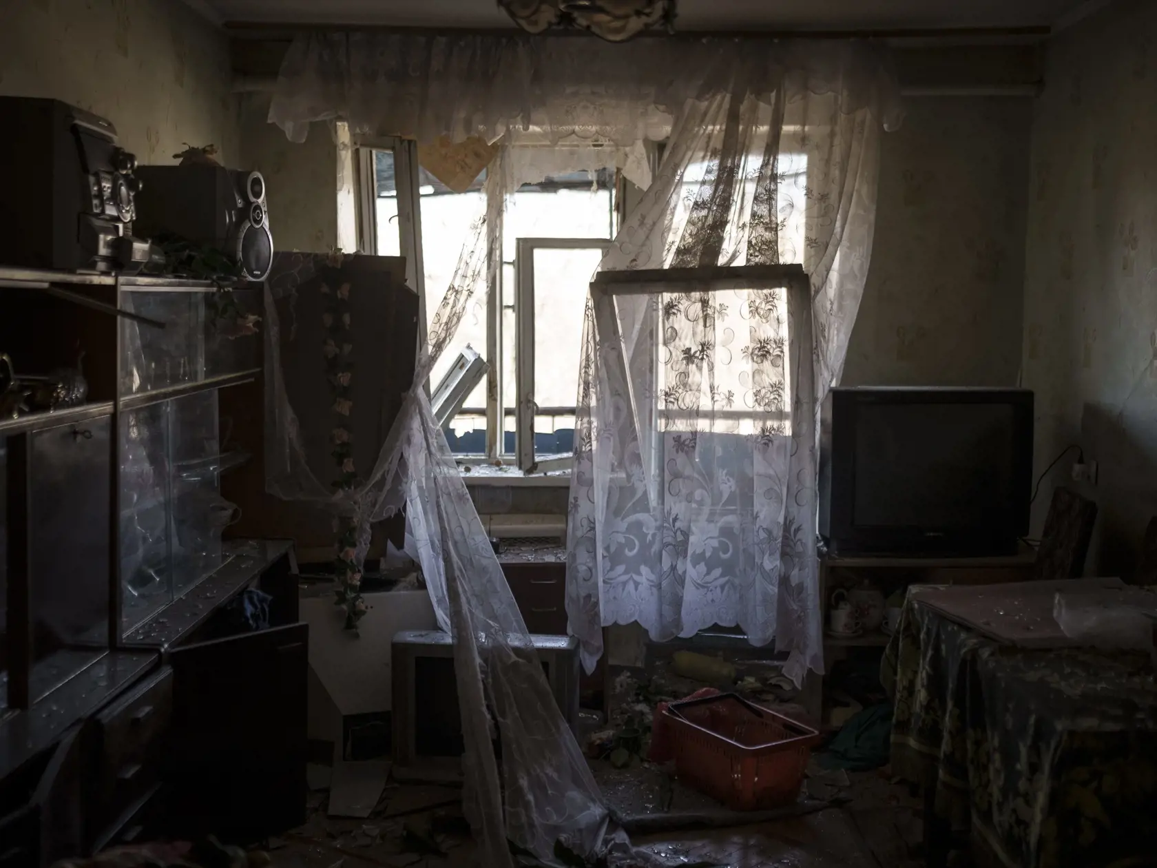 KK40 Kyjev - Na snímke interiér zničeného bytu v obytnom dome počas 23. dňa ruskej invázie na Ukrajinu 18. marca 2022 v Kyjeve. FOTO TASR/AP
A heavily damaged apartment is seen after a bombing in Kyiv, Ukraine, Friday, March 18, 2022. Russian forces pressed their assault on Ukrainian cities Friday, with new missile strikes and shelling on the edges of the capital Kyiv and the western city of Lviv, as world leaders pushed for an investigation of the Kremlinâ€™s repeated attacks on civilian target