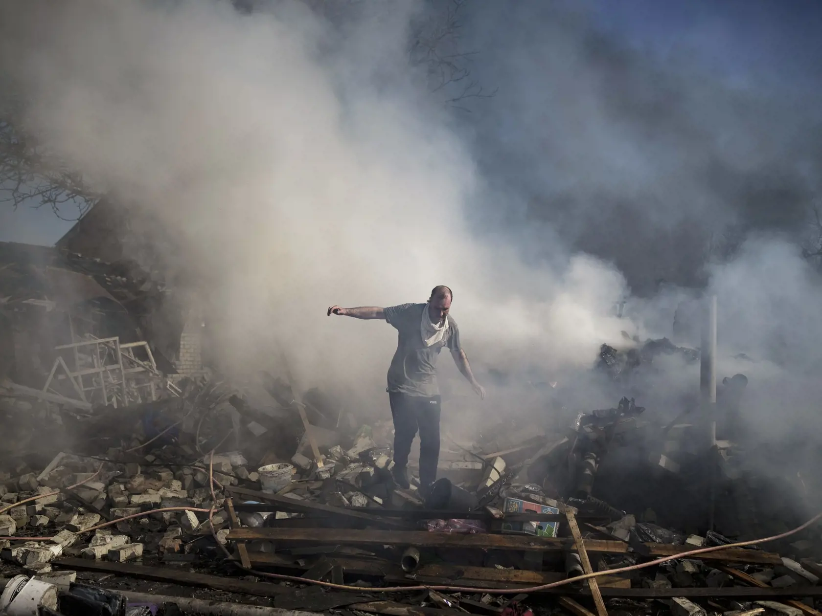 PK 27 Charkov - Muž kráča po troskách horiaceho domu zničeného počas ruského útoku v Charkove vo štvrtok 24. marca 2022. FOTO TASR/AP

A neighbour walks on the debris of a burning house, destroyed after a Russian attack in Kharkiv, Ukraine, Thursday, March 24, 2022. (AP Photo/Felipe Dana)