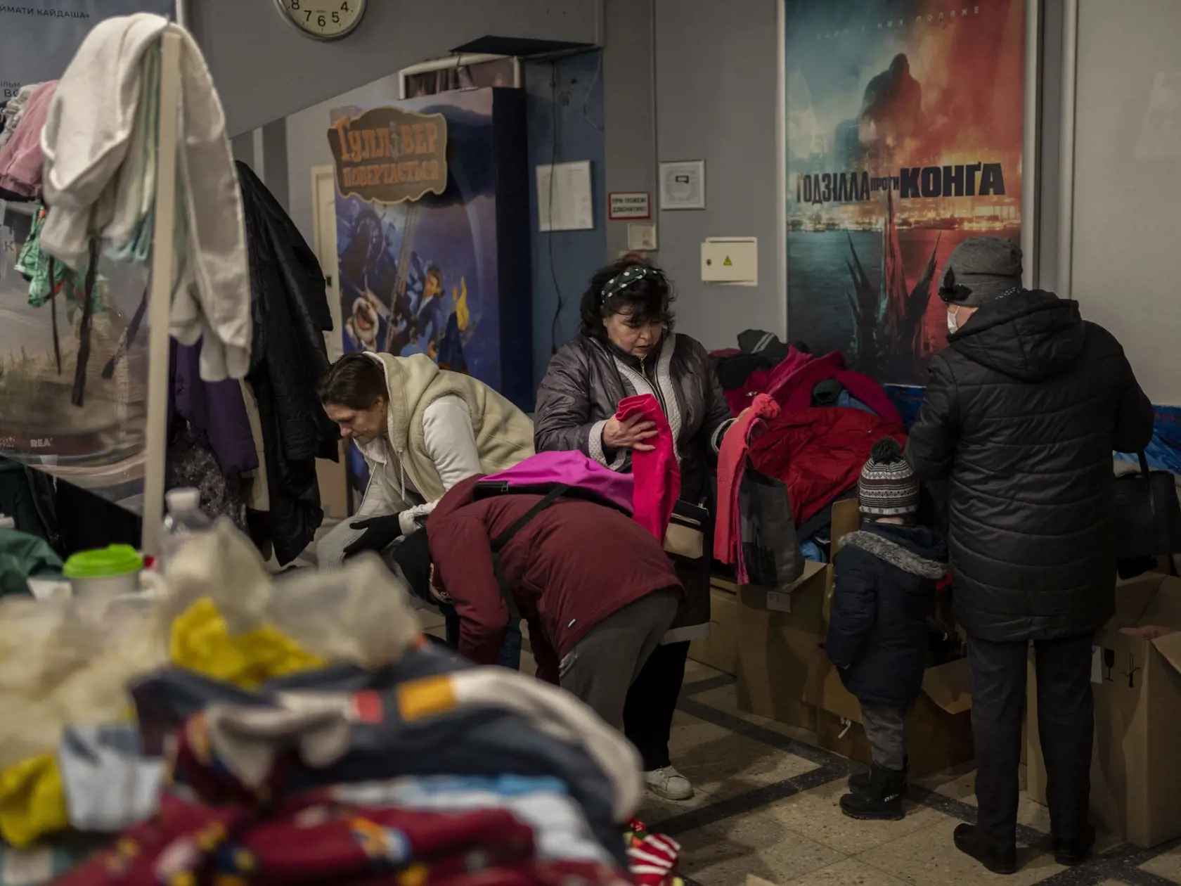 WA 32 Ľvov - Ukrajinky si vyberajú ošatenie v kine, ktoré slúži ako humanitátne centrum v meste Ľvov na západe Ukrajiny počas 17. dňa ruskej invázie na Ukrajine v sobotu 12. marca 2022. FOTO TASR/AP 

   
Ukrainians pick clothes inside a cinema turned aid center in Lviv, western Ukraine, Saturday, March 12, 2022, in Lviv. Russia's war on Ukraine is now in its third week, the war has expanded to areas in western Ukraine, closer to NATO members Poland and Romania. The war has forced more than 2.5 