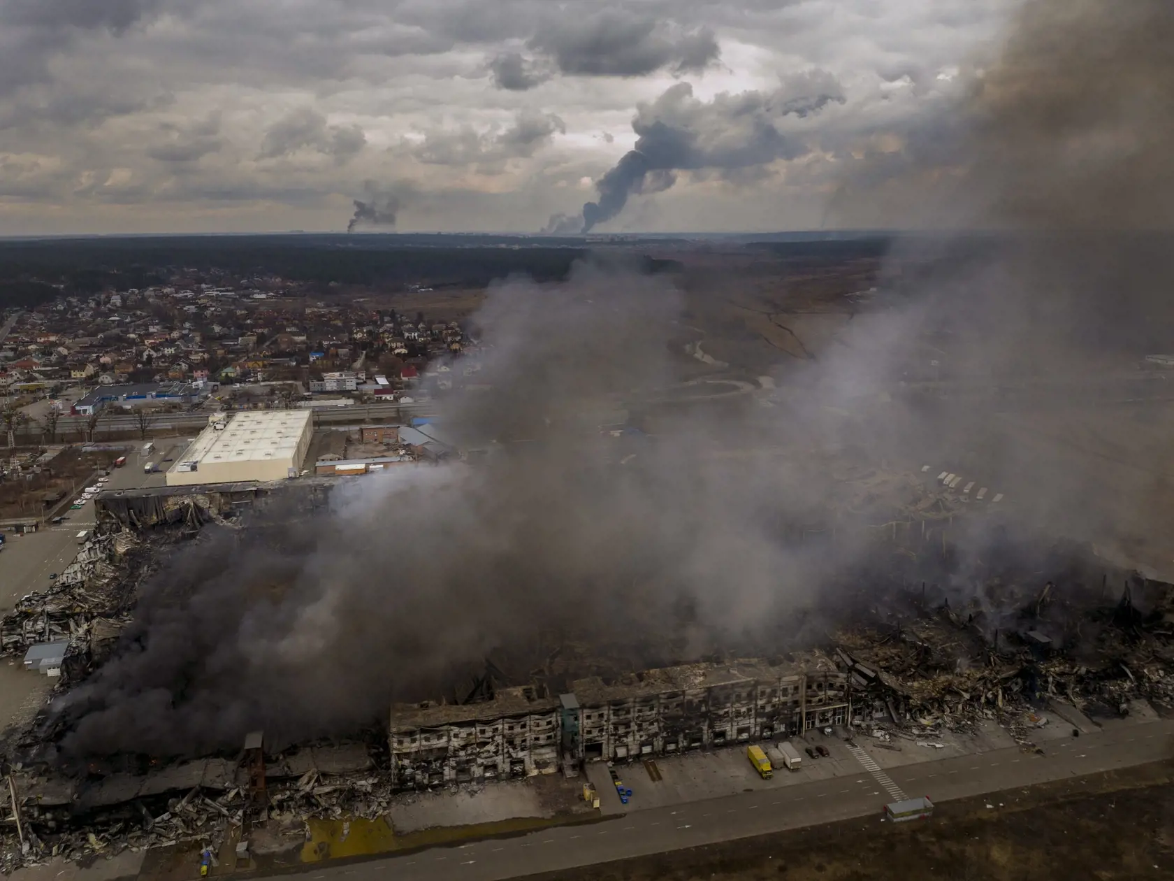 PK 47 Irpiň - Na snímke horiace budovy fabriky a obchodu po bombardovaní v meste Irpiň na predmestí Kyjeva v nedeľu 6. marca 2022. FOTO TASR/AP 

A factory and a store are burning after been bombarded in Irpin, in the outskirts of Kyiv, Ukraine, Sunday, March 6, 2022. (AP Photo/Emilio Morenatti)