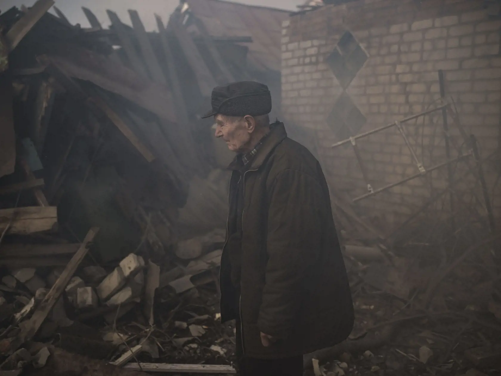 PK 29 Charkov - Muž stojí v dyme z horiaceho domu zničeného počas ruského útoku v Charkove vo štvrtok 24. marca 2022. FOTO TASR/AP

A man stands amid smoke from a burning house, destroyed after a Russian attack in Kharkiv, Ukraine, Thursday, March 24, 2022. (AP Photo/Felipe Dana)