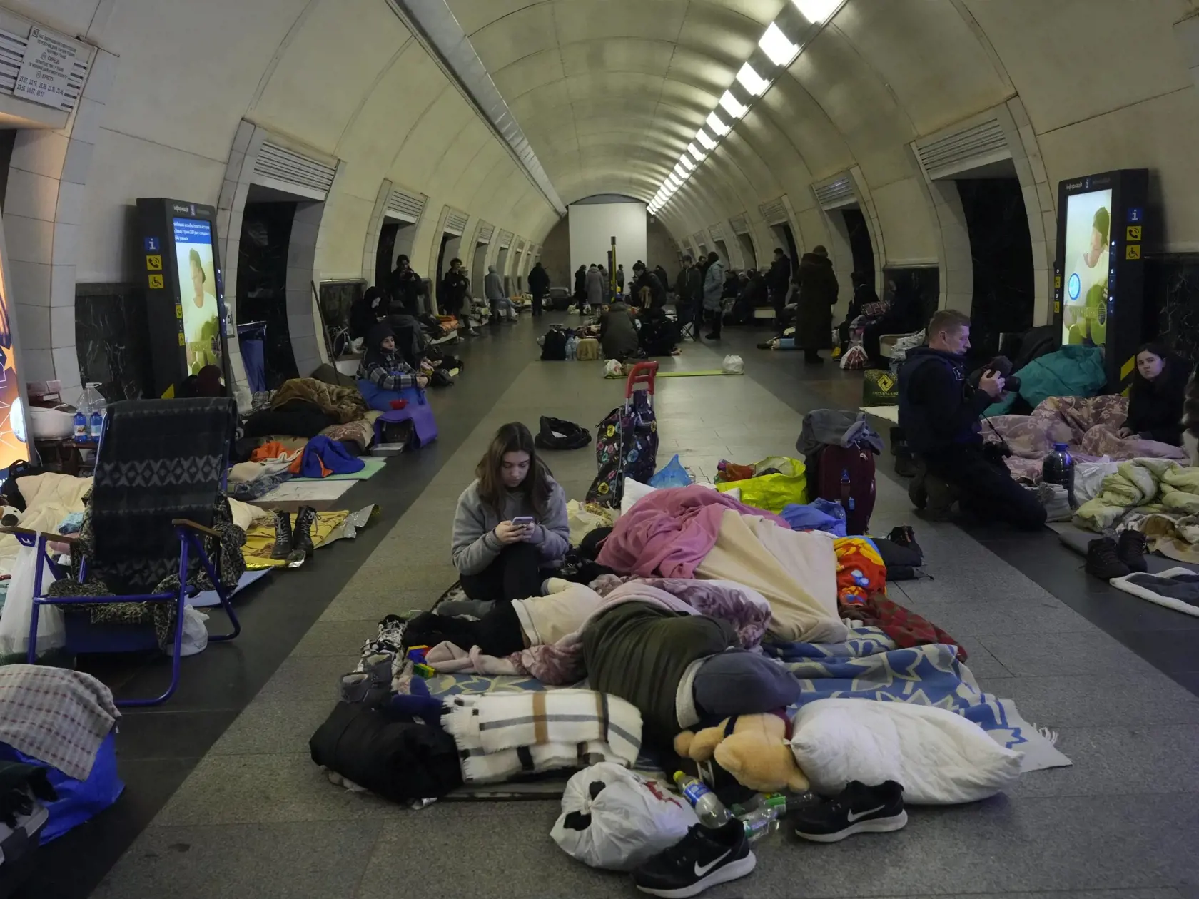 KK32 Kyjev - Ľudia sa ukrývajú v metre počas siedmeho dňa ruskej invázie na Ukrajine v stredu 2. marca 2022. FOTO TASR/AP

People gather in the Kyiv subway, using it as a bomb shelter in Kyiv, Ukraine, Wednesday, March 2, 2022. Russian forces have escalated their attacks on crowded cities in what Ukraine's leader called a blatant campaign of terror. (AP Photo/Efrem Lukatsky)
