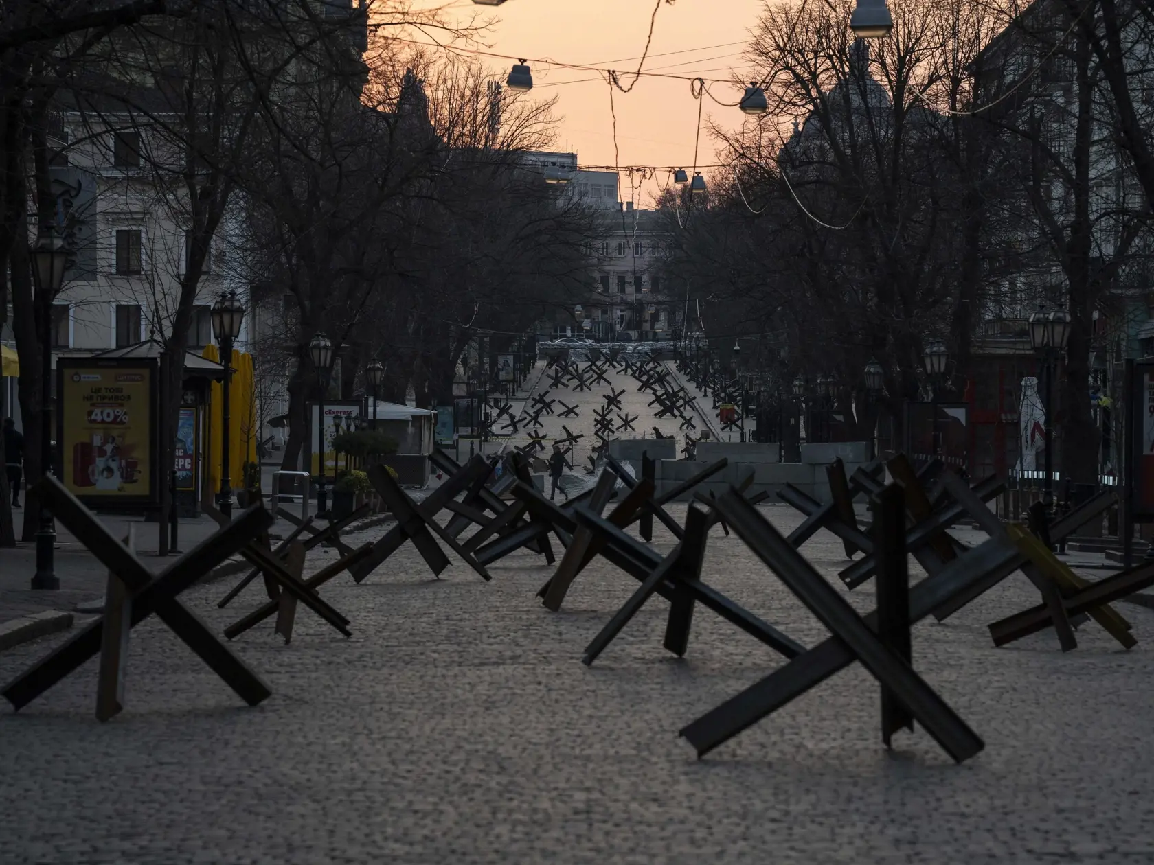 PK 44 Odesa - Protitankové barikády sú umiestnené na ulici pri príprave na možnú ruksú ofenzívu v Odese vo štvrtok 24. marca 2022. FOTO TASR/AP

Anti- tank barricades are placed on a street as preparation for a possible Russian offensive, in Odesa, Ukraine, Thursday March 24, 2022.(AP Photo/Petros Giannakouris)
