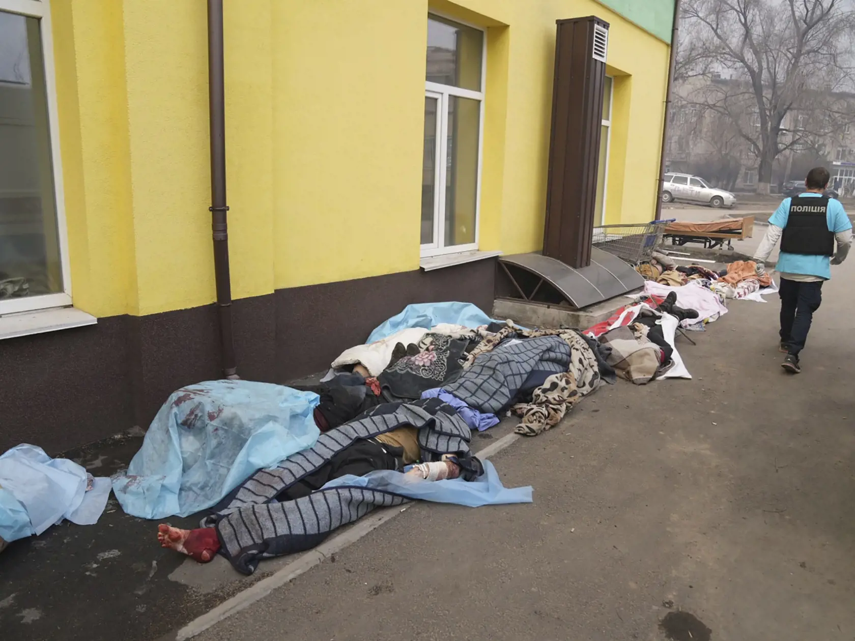 WA 24 Mariupol - Policajt kráča okolo zabalených tiel obetí pred nemocnicou číslo 3, ktoré prišli o život počas ostreľovania v obliehanom meste Mariupol na juhovýchode Ukrajiny v utorok 15. marca 2022. FOTO TASR/AP 


A police officer walks past the bodies of people killed by shelling as they lay covered outside of hospital number 3 in Mariupol, Ukraine, Tuesday, March 15, 2022. (AP Photo/Evgeniy Maloletka)