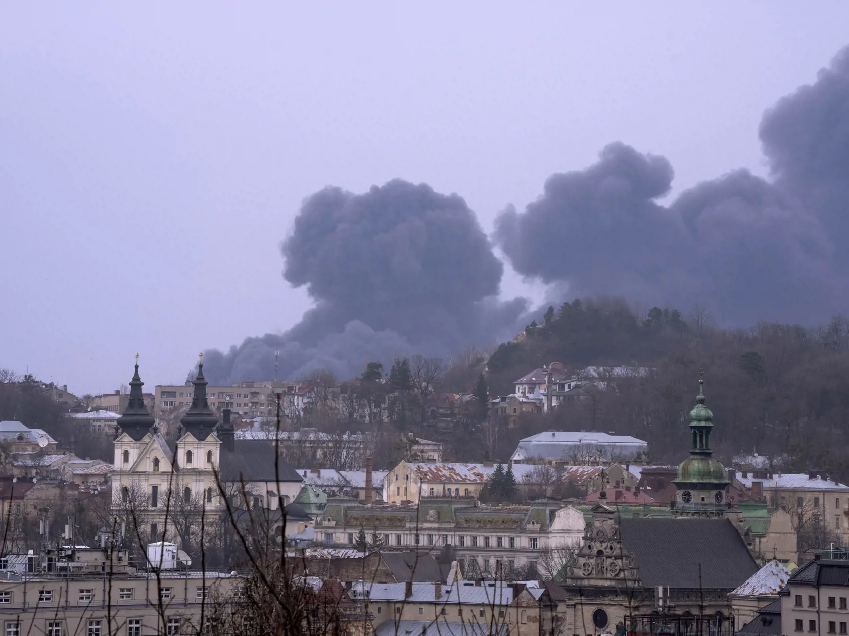 JB 63 Ľvov - V pozadí stúpa dym po explózii v Ľvove, na západe Ukrajiny 26. marca 2022. Tri mohutné explózie bolo v sobotu počuť blízko mesta Ľvov na západe Ukrajiny. Nad okrajom mesta stúpal hustý čierny dym, uviedli tamojšie úrady. TASR správu prevzala od agentúry Reuters a stanice BBC. K explóziám došlo v čase návštevy amerického prezidenta Joea Bidena v susednom Poľsku. Úrady v Ľvove vyzvali miestnych obyvateľov, aby sa pred útokmi ukryli. FOTO TASR/AP

Smoke rises the air in Lviv, western U