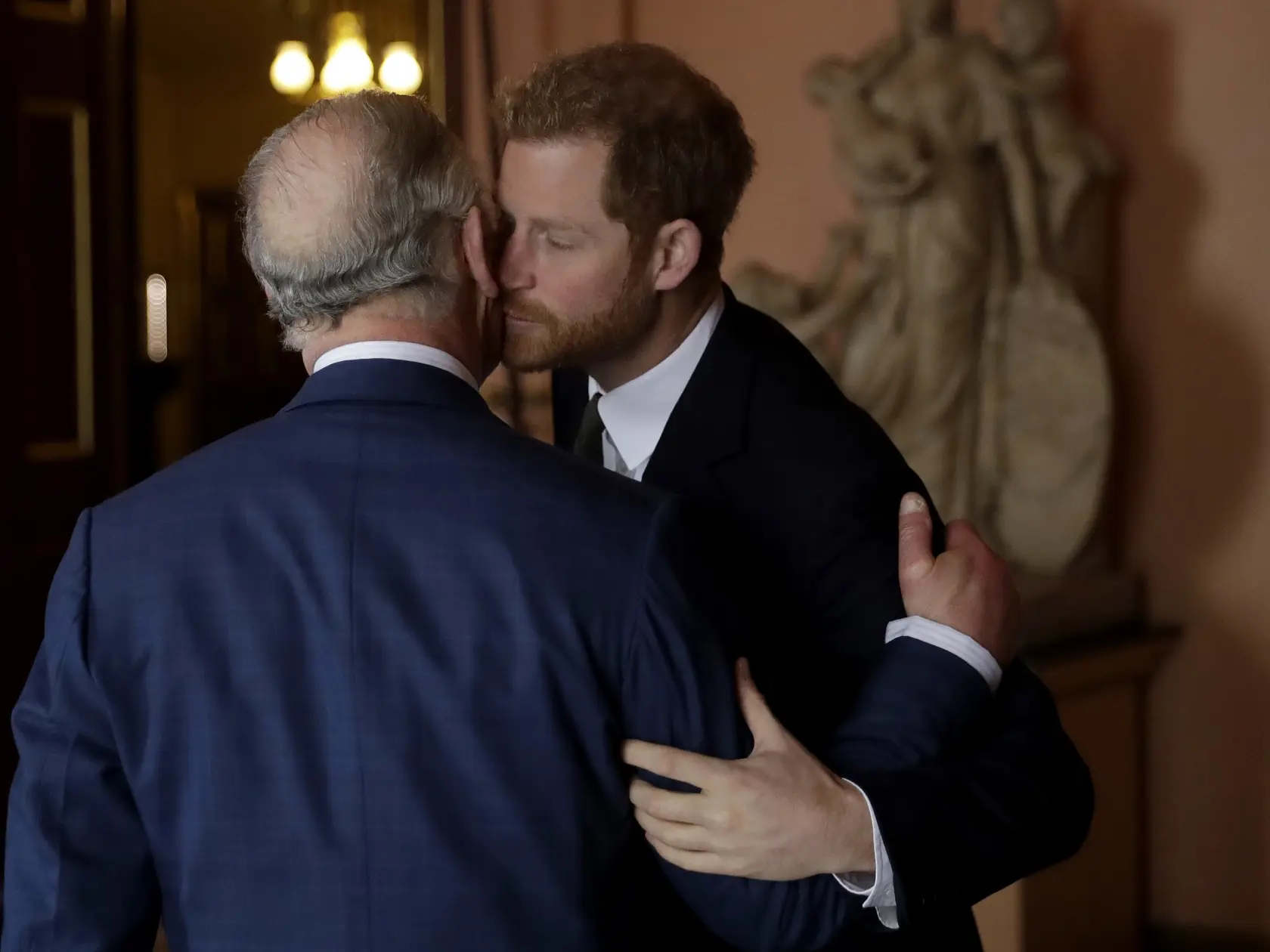 Princovi Harrymu a jeho manželke Meghan Markle hrozí, že ich vyhostia z USA pre princovu minulosť.