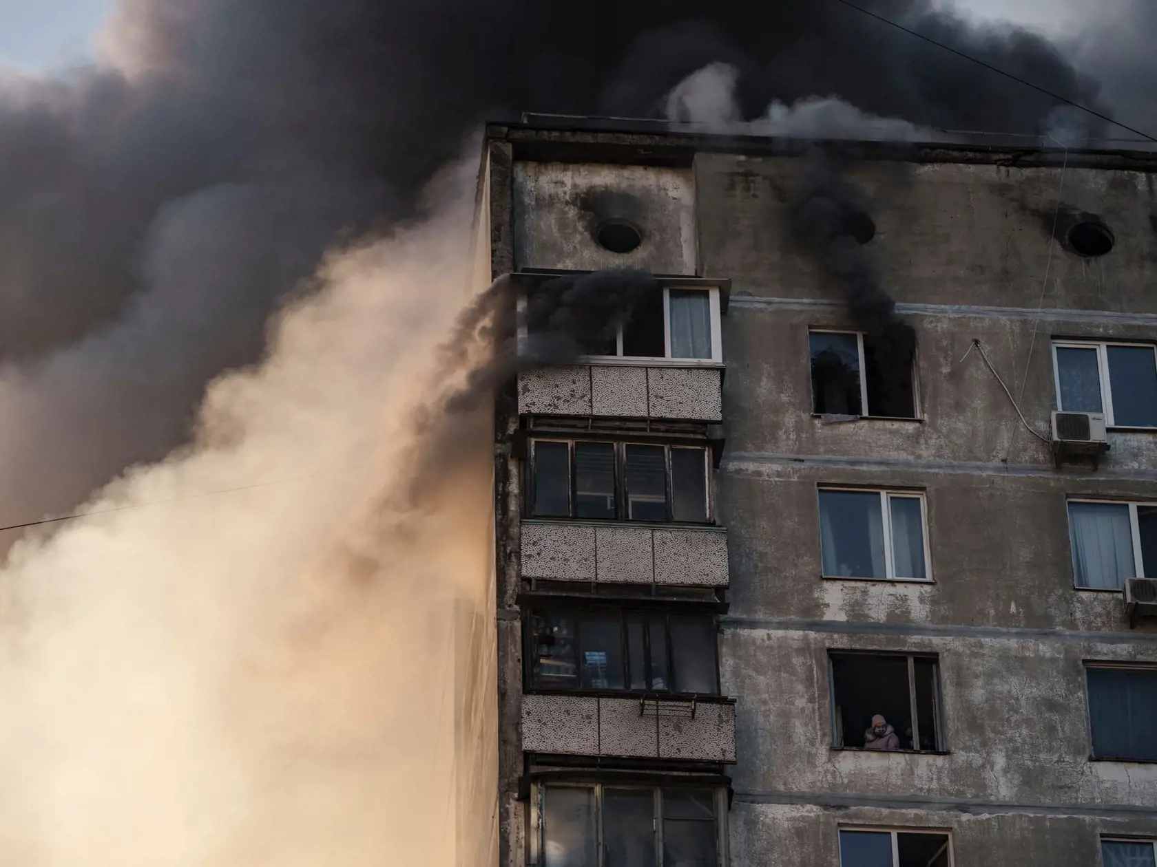 V utorok ráno zároveň otriasli centrom Kyjeva prinajmenšom tri silné výbuchy. Záchranári okrem toho informovali o tom, že vo štvrti Osokorky na juhovýchode Kyjeva sa stal terčom útoku súkromný dvojposchodový dom.
