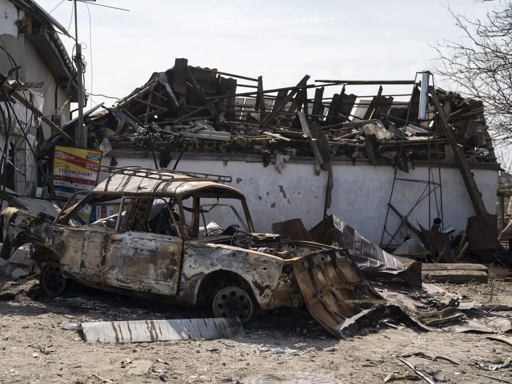 PK 43 Mykolajiv - Na snímke vrak zhoreného auta stojí pred zničeným domom po ruskom bombardovaní na predmestí mesta Mykolajiv na juhu Ukrajiny v piatok 25. marca 2022. FOTO TASR/AP

A burned car stands outside damaged houses following a Russian bombing earlier this week, outskirts of Mykolaiv, Ukraine, Friday, 25, 2022.(AP Photo/Petros Giannakouris)