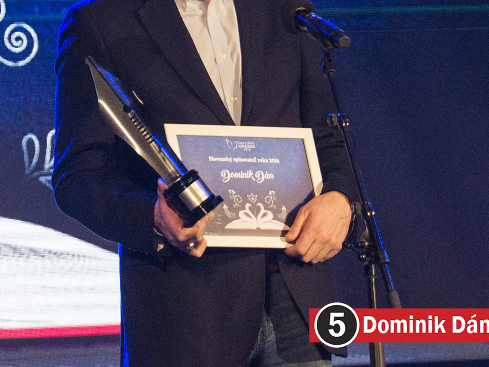 Na snímke Juraj Heger prebral cenu Slovenský spisovateľ roka za spisovateľa Dominika Dána na odovzdávaní cien Panta Rhei Awards 2016 v Bratislave 30. marca 2017. FOTO TASR - Jakub Kotian