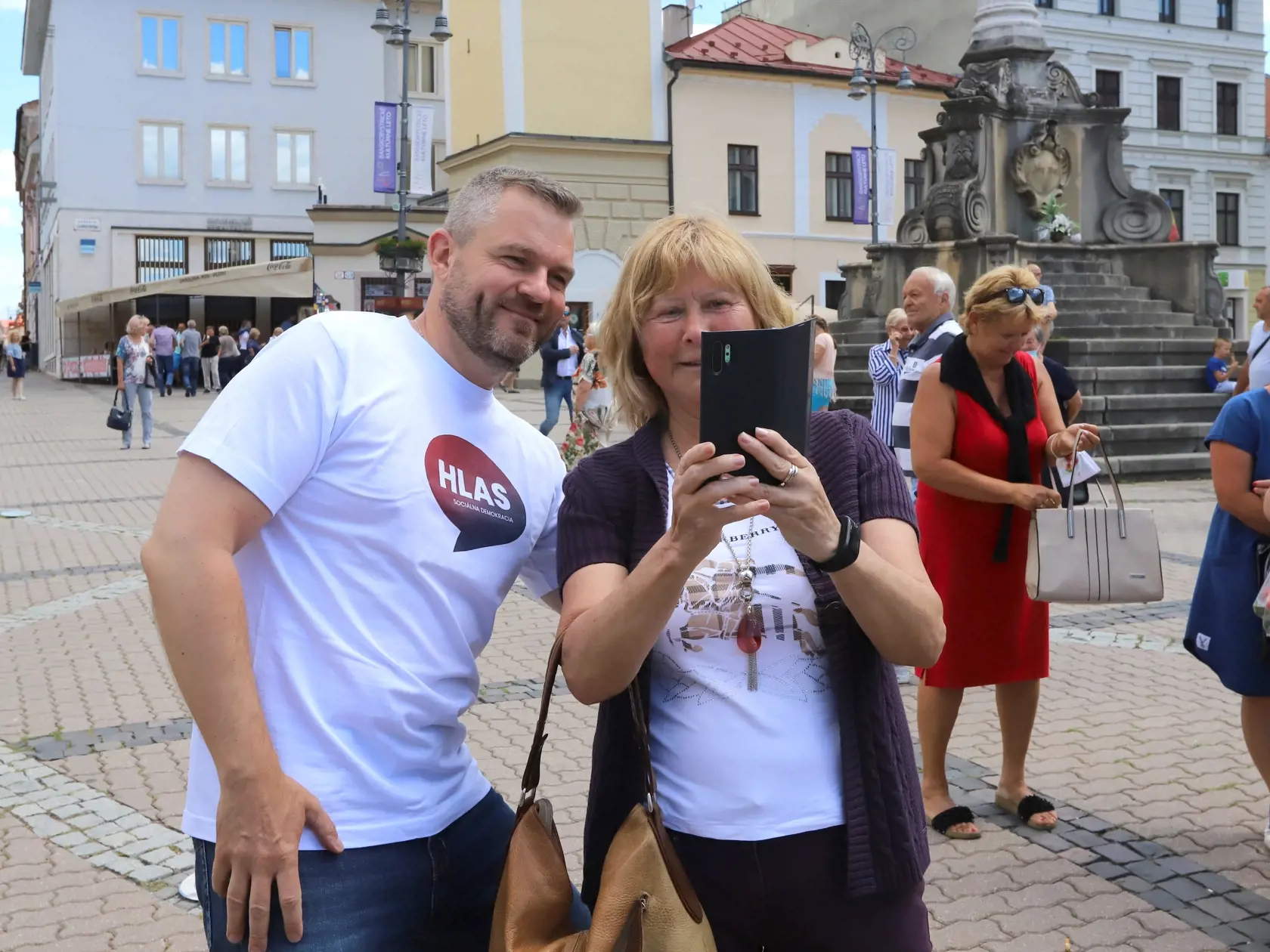 Na snímke podpredseda Národnej rady SR Peter Pellegrini sa fotí počas oficiálneho začiatku zbierania podpisov na založenie novej politickej strany HLAS – sociálna demokracia. V Banskej Bystrici 13. júla 2020. FOTO TASR - Ján Krošlák