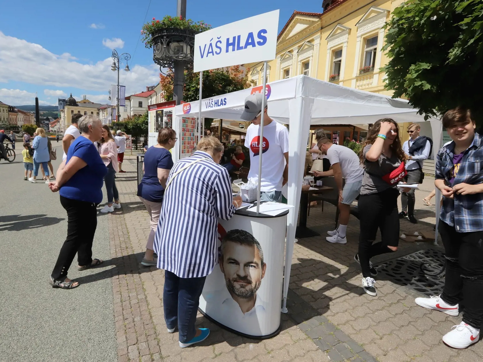 Na snímke ľudia podpisujú hárky za vznik novej politickej strany expremiéra Petra Pellegriniho HLAS – sociálna demokracia. V Banskej Bystrici 13. júla 2020. FOTO TASR - Ján Krošlák
