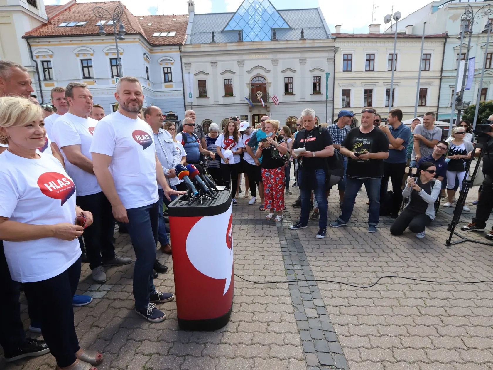 Na snímke podpredseda Národnej rady SR Peter Pellegrini (tretí zľava) počas tlačovej konferencie pri príležitosti oficiálneho začiatku zbierania podpisov na založenie novej politickej strany HLAS – sociálna demokracia. Vľavo Ľubica Laššáková, druhý zľava Richard Raši. V Banskej Bystrici 13. júla 2020. FOTO TASR - Ján Krošlák