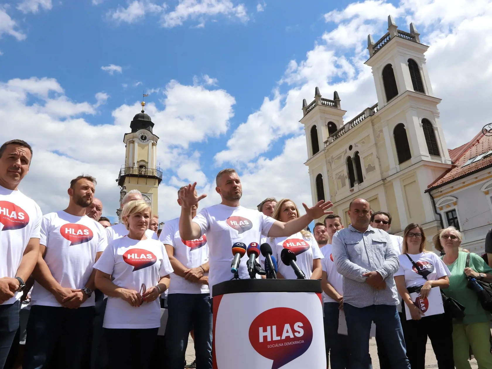 Na snímke podpredseda Národnej rady SR Peter Pellegrini (uprostred) počas tlačovej konferencie pri príležitosti oficiálneho začiatku zbierania podpisov na založenie novej politickej strany HLAS – sociálna demokracia. Vľavo Erik Tomáš, tretia zľava Ľubica Laššáková, piata zľava Denisa Saková. V Banskej Bystrici 13. júla 2020. FOTO TASR - Ján Krošlák