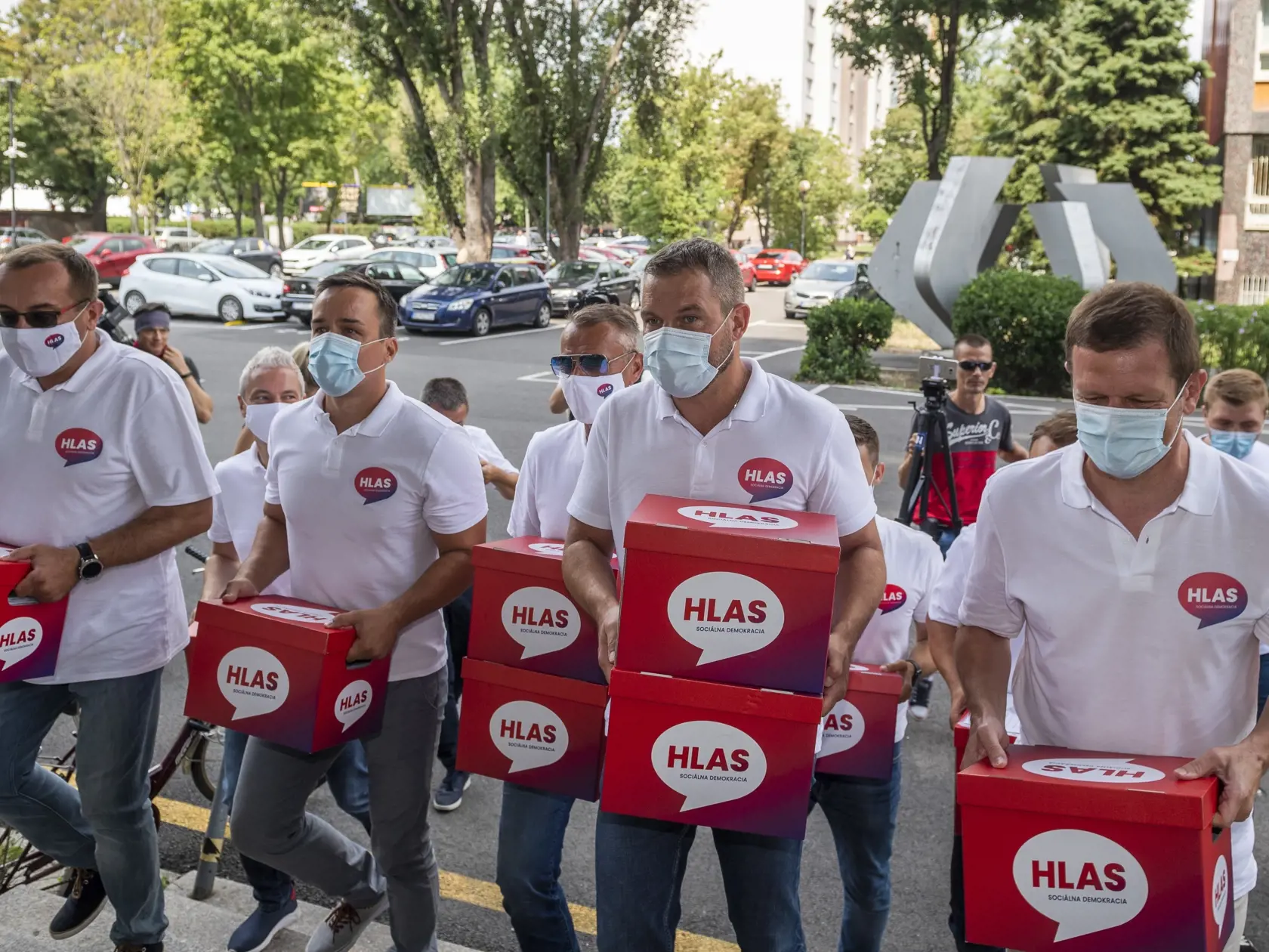 Na snímke zľava poslanci NR SR Róbert Puci, Erik Tomáš, Richard Raši a podpredseda Národnej rady SR Peter Pellegrini prinášajú v krabiciach podpisové hárky strany Hlas - sociálna demokracia k registrácii na Ministerstvo vnútra SR v Bratislave 14. augusta 2020. FOTO TASR - Jaroslav Novák