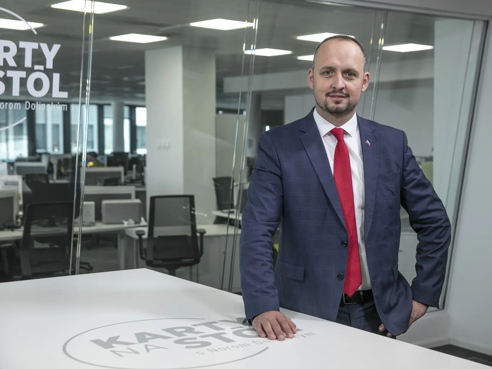  Na snímke je diskusná relácia "Karty na stôl", ktorej hosťom bol  poslanec NRSR za KDH František Majerský.