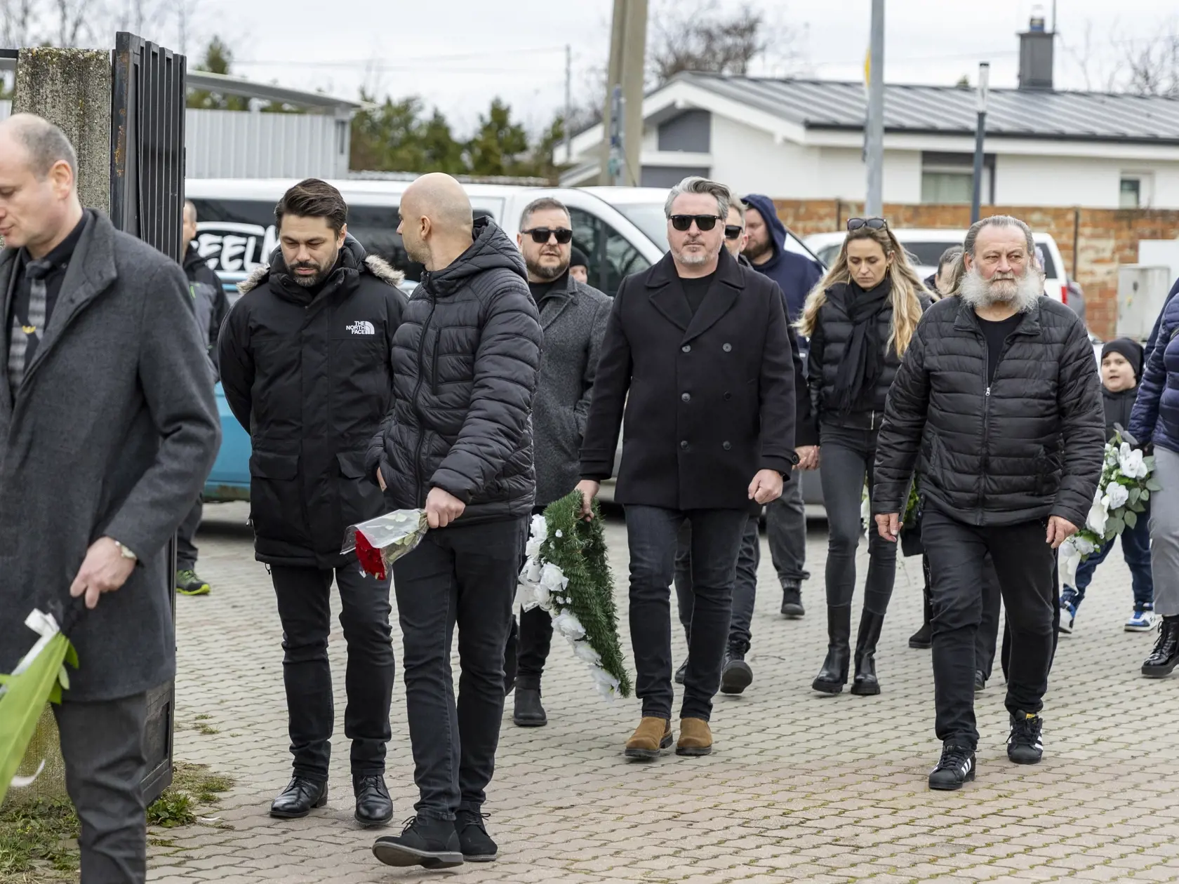 Na snímke je posledná rozlúčka so zosnulým hudobníkom Petrom Sanchezom Sanigom. Na snímke je Mário Kollár,  Miko Hladký a Adam Ďurica. 