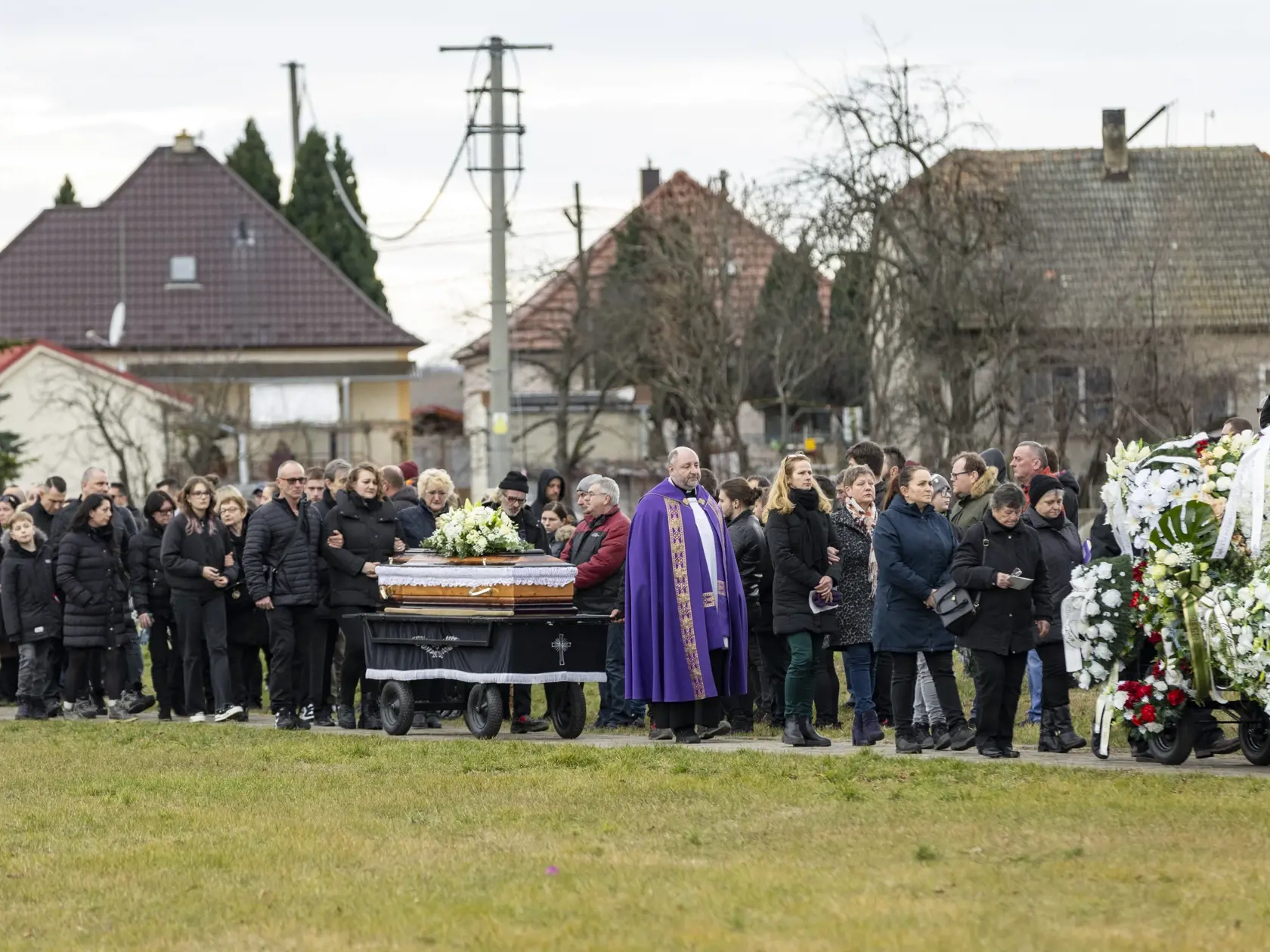 Na snímke je posledná rozlúčka so zosnulým hudobníkom Petrom Sanchezom Sanigom. 