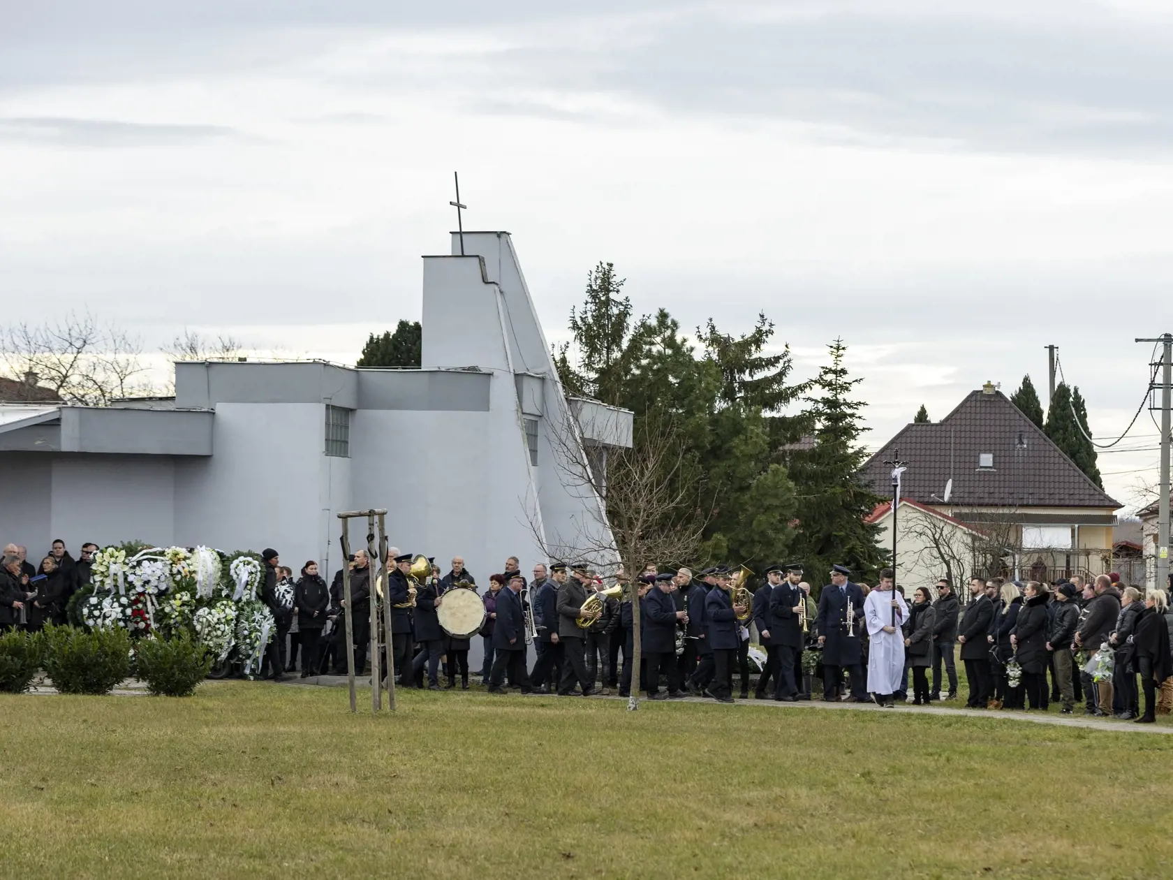 Na snímke je posledná rozlúčka so zosnulým hudobníkom Petrom Sanchezom Sanigom. 