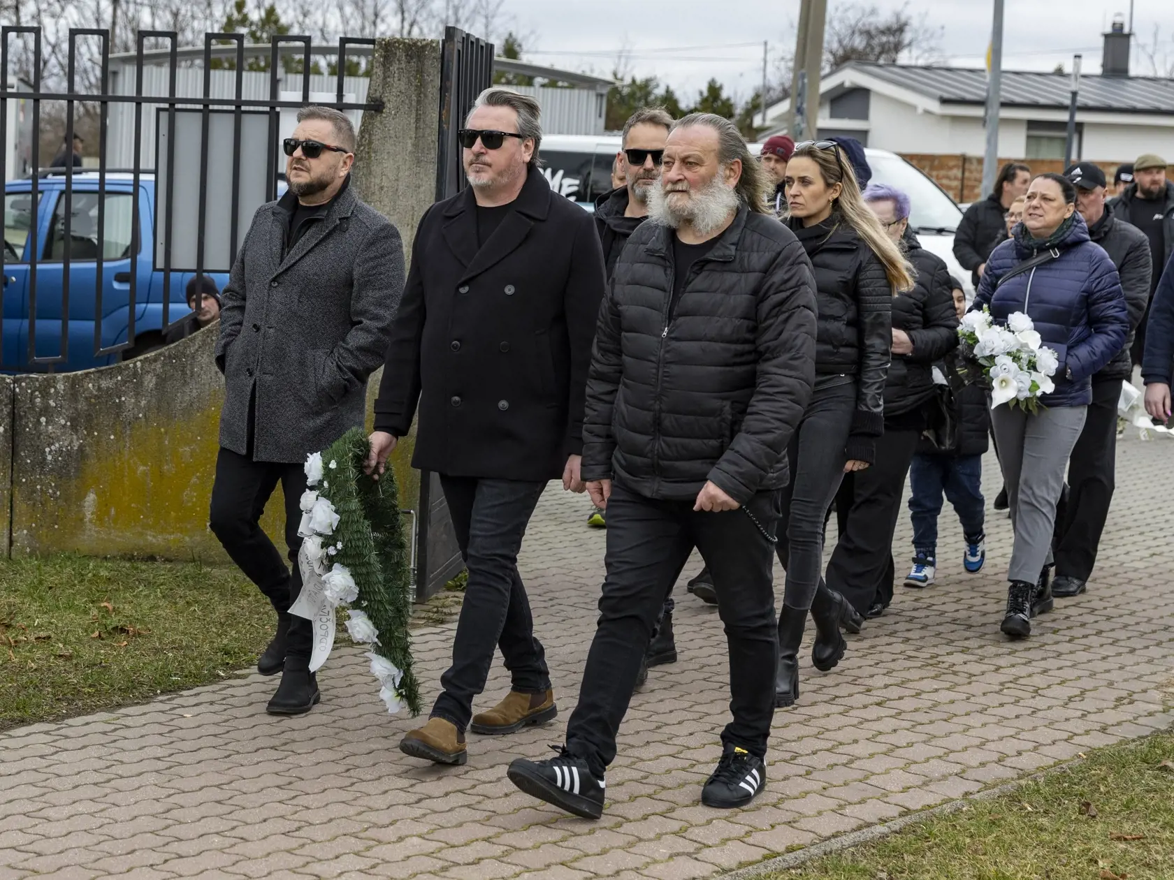 Na snímke je posledná rozlúčka so zosnulým hudobníkom Petrom Sanchezom Sanigom. Na snímke je Mário Kollár a Miko Hladký. 