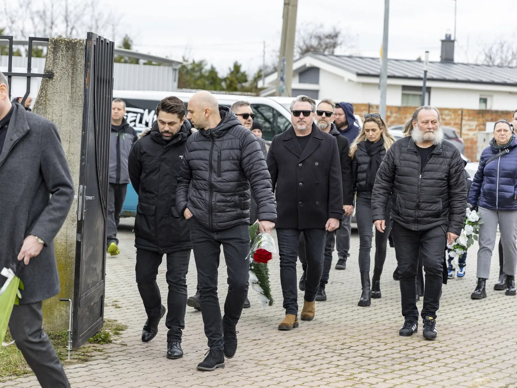 Na snímke je posledná rozlúčka so zosnulým hudobníkom Petrom Sanchezom Sanigom. Na snímke je Mário Kollár,  Miko Hladký a Adam Ďurica. 