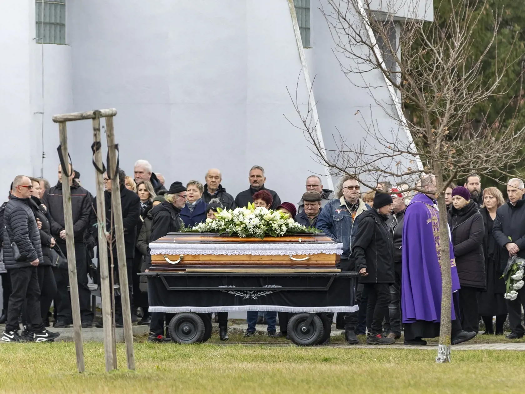 Na snímke je posledná rozlúčka so zosnulým hudobníkom Petrom Sanchezom Sanigom. 
