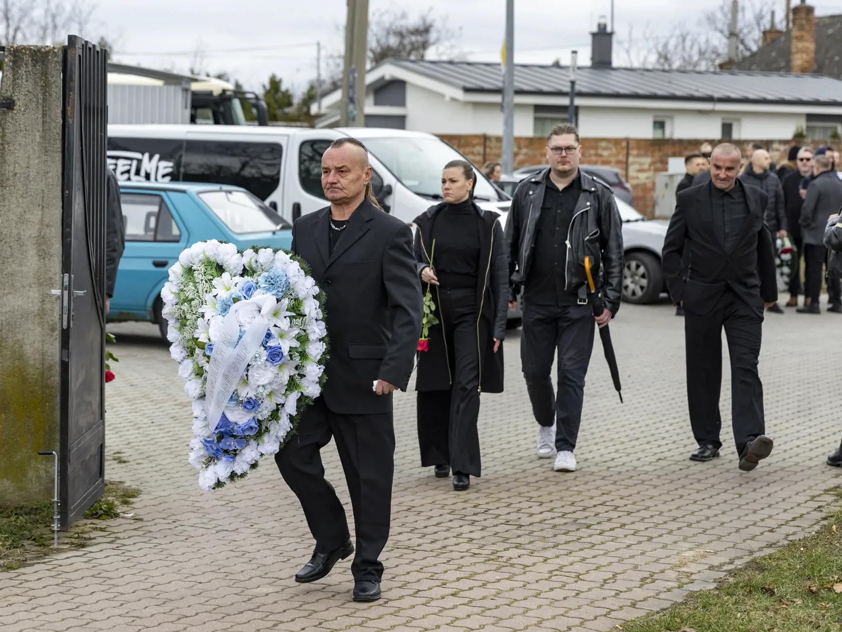 Na snímke je posledná rozlúčka so zosnulým hudobníkom Petrom Sanchezom Sanigom. 