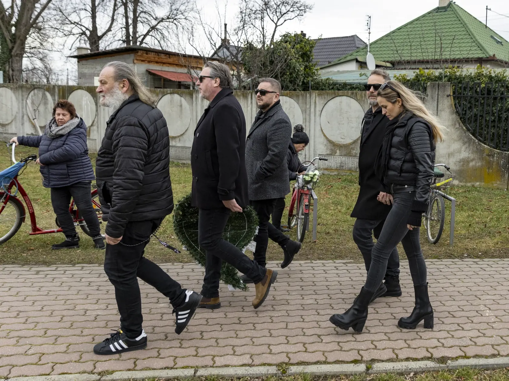 Na snímke je posledná rozlúčka so zosnulým hudobníkom Petrom Sanchezom Sanigom. Na snímke je Mário Kollár a Miko Hladký. 