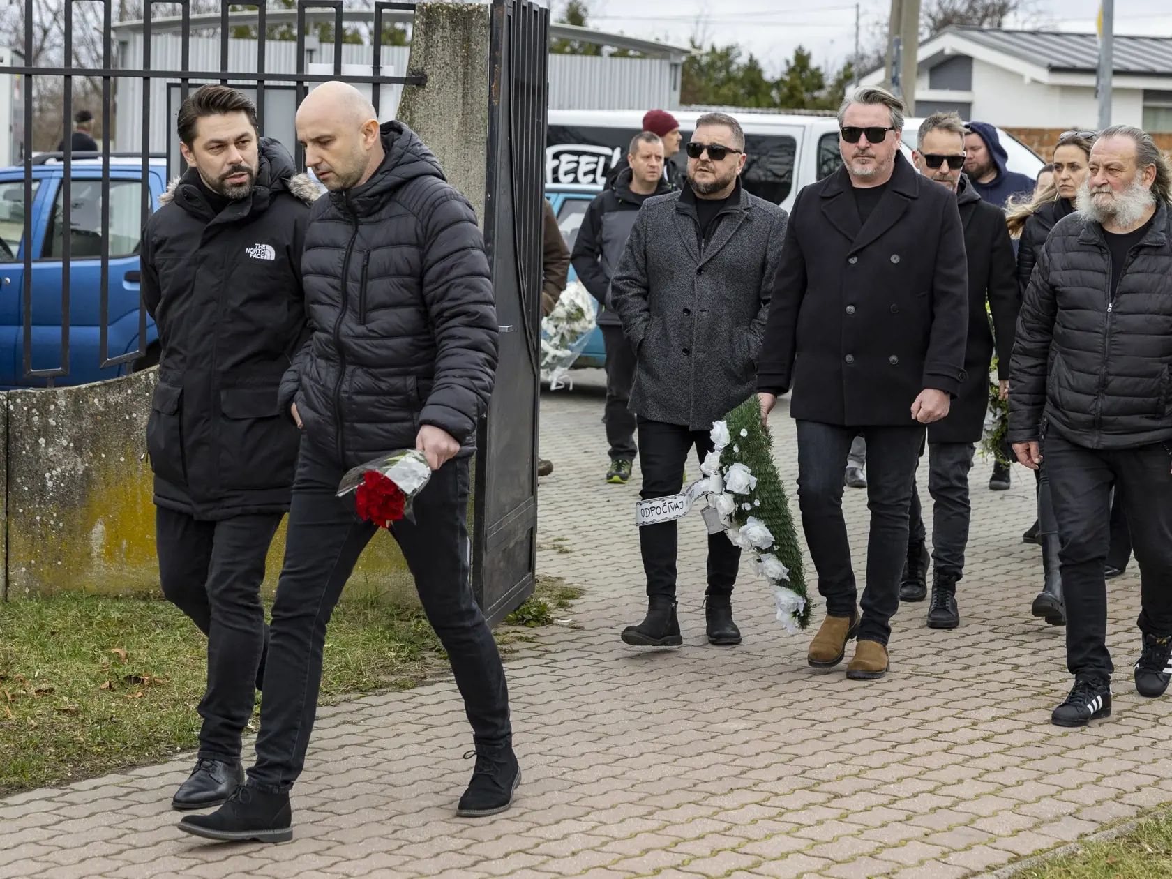 Na snímke je posledná rozlúčka so zosnulým hudobníkom Petrom Sanchezom Sanigom. Na snímke je Mário Kollár,  Miko Hladký a Adam Ďurica. 
