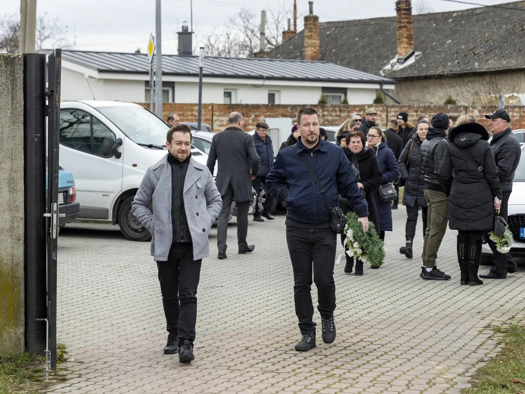 Na snímke je posledná rozlúčka so zosnulým hudobníkom Petrom Sanchezom Sanigom. 