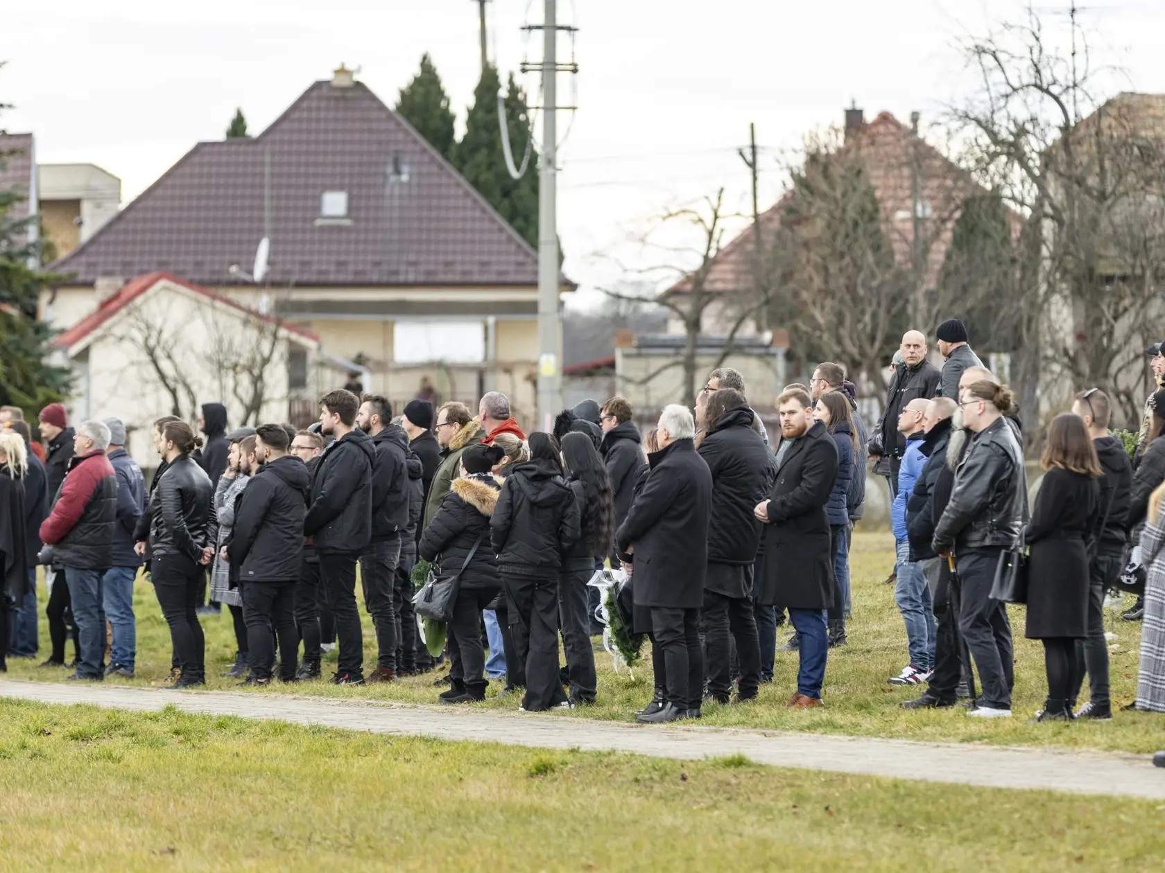 Na snímke je posledná rozlúčka so zosnulým hudobníkom Petrom Sanchezom Sanigom. 