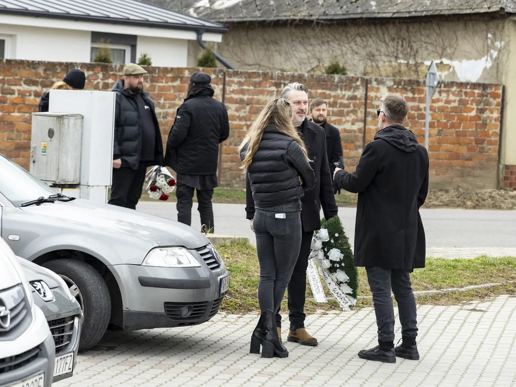 Na snímke je posledná rozlúčka so zosnulým hudobníkom Petrom Sanchezom Sanigom. Na snímke je Miko Hladký. 