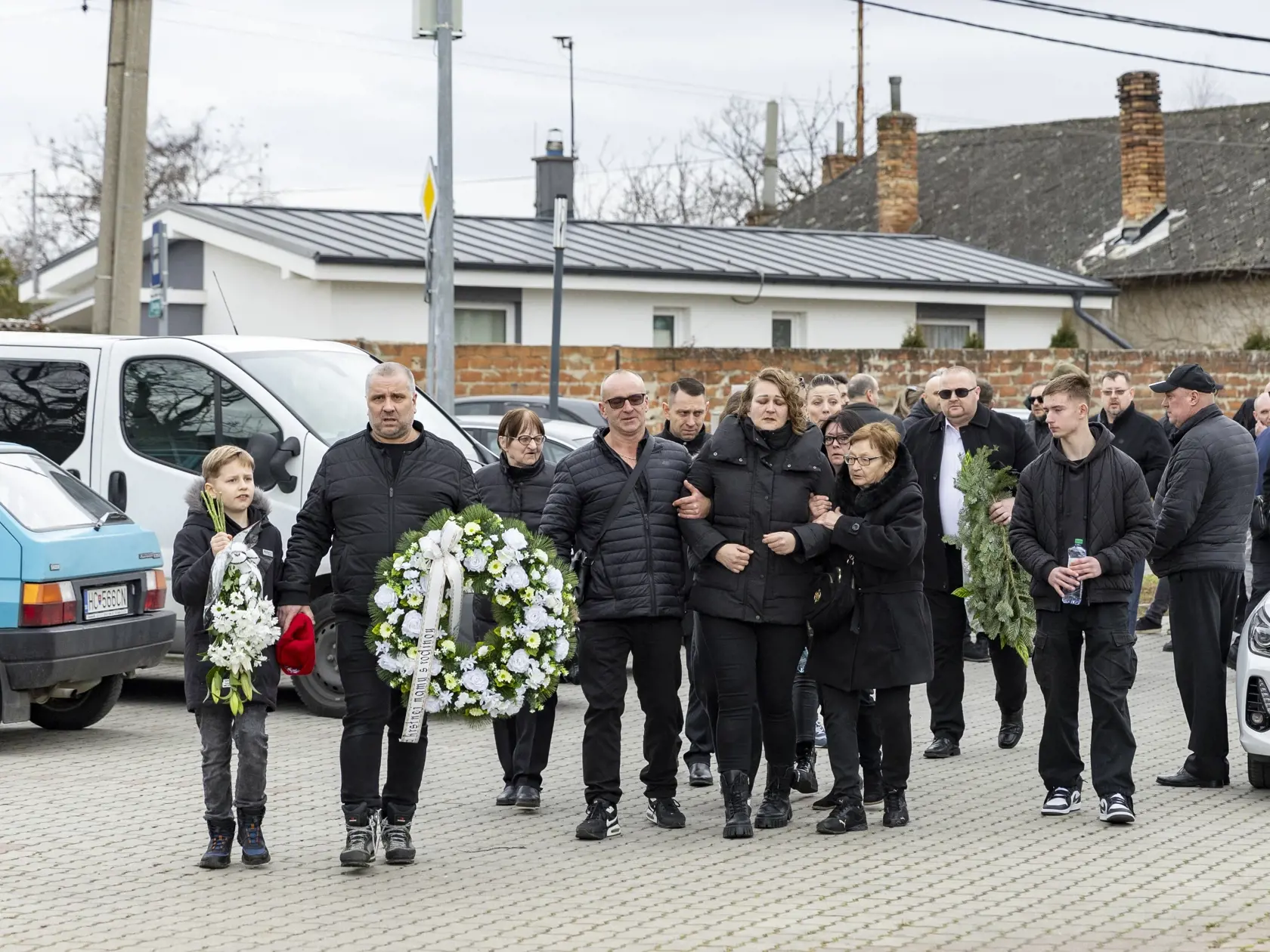 Manželku Maju (v strede) museli podopierať.