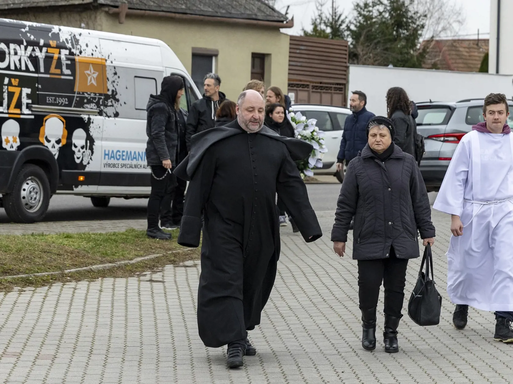 Na snímke je posledná rozlúčka so zosnulým hudobníkom Petrom Sanchezom Sanigom. 