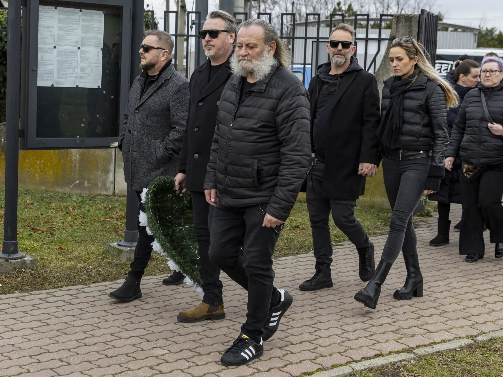 Na snímke je posledná rozlúčka so zosnulým hudobníkom Petrom Sanchezom Sanigom. Na snímke je Mário Kollár a Miko Hladký. 