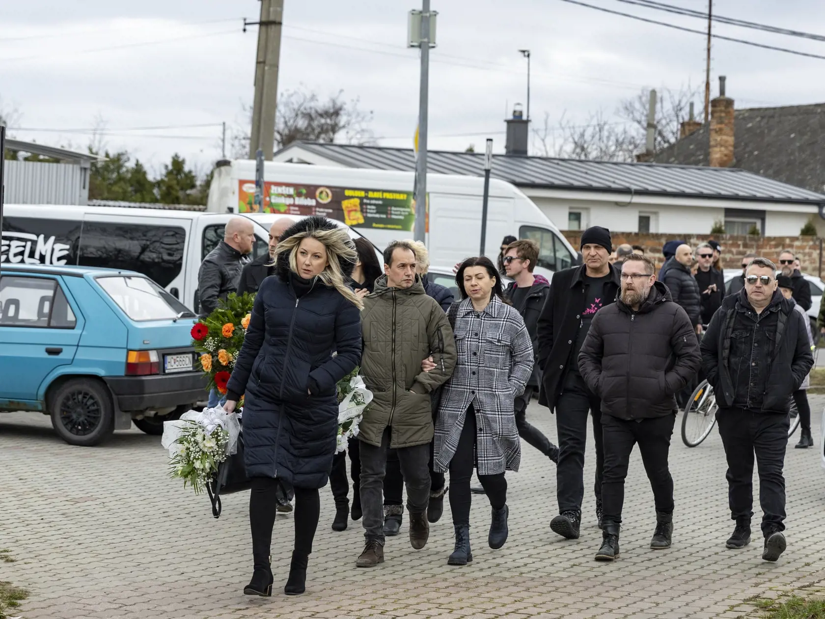 Na snímke je posledná rozlúčka so zosnulým hudobníkom Petrom Sanchezom Sanigom. 