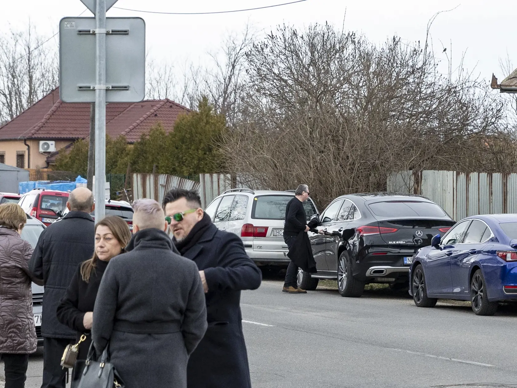 Na snímke je posledná rozlúčka so zosnulým hudobníkom Petrom Sanchezom Sanigom. Na snímke je Miko Hladký. 
