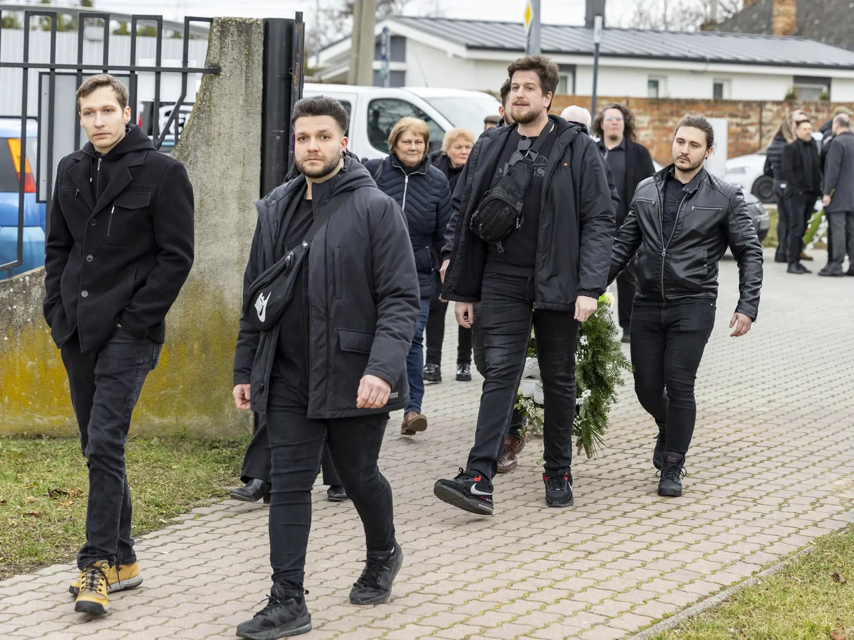 Na snímke je posledná rozlúčka so zosnulým hudobníkom Petrom Sanchezom Sanigom. 
