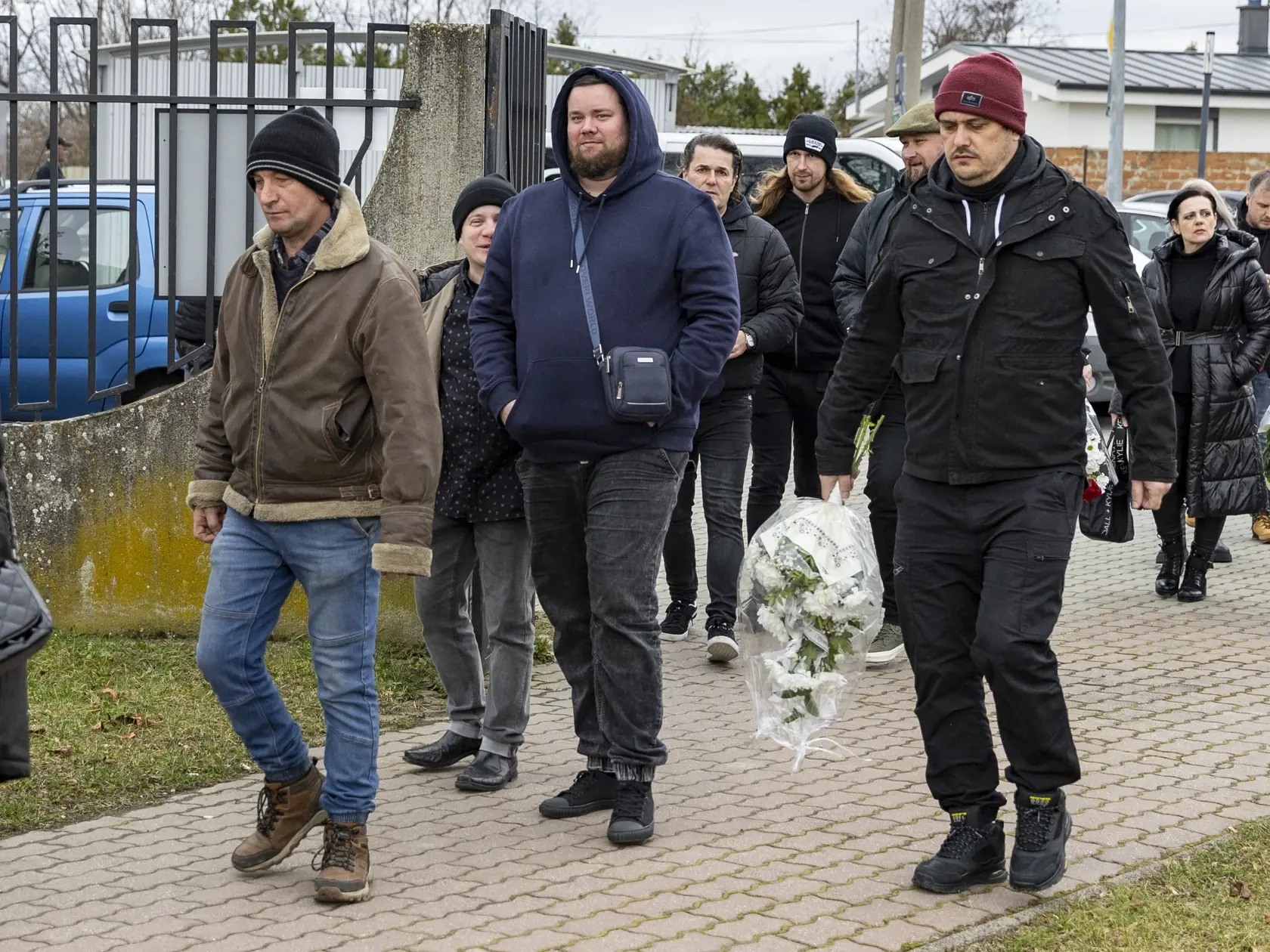 Na snímke je posledná rozlúčka so zosnulým hudobníkom Petrom Sanchezom Sanigom. Na snímke je Vratko Rohoň (v strede).