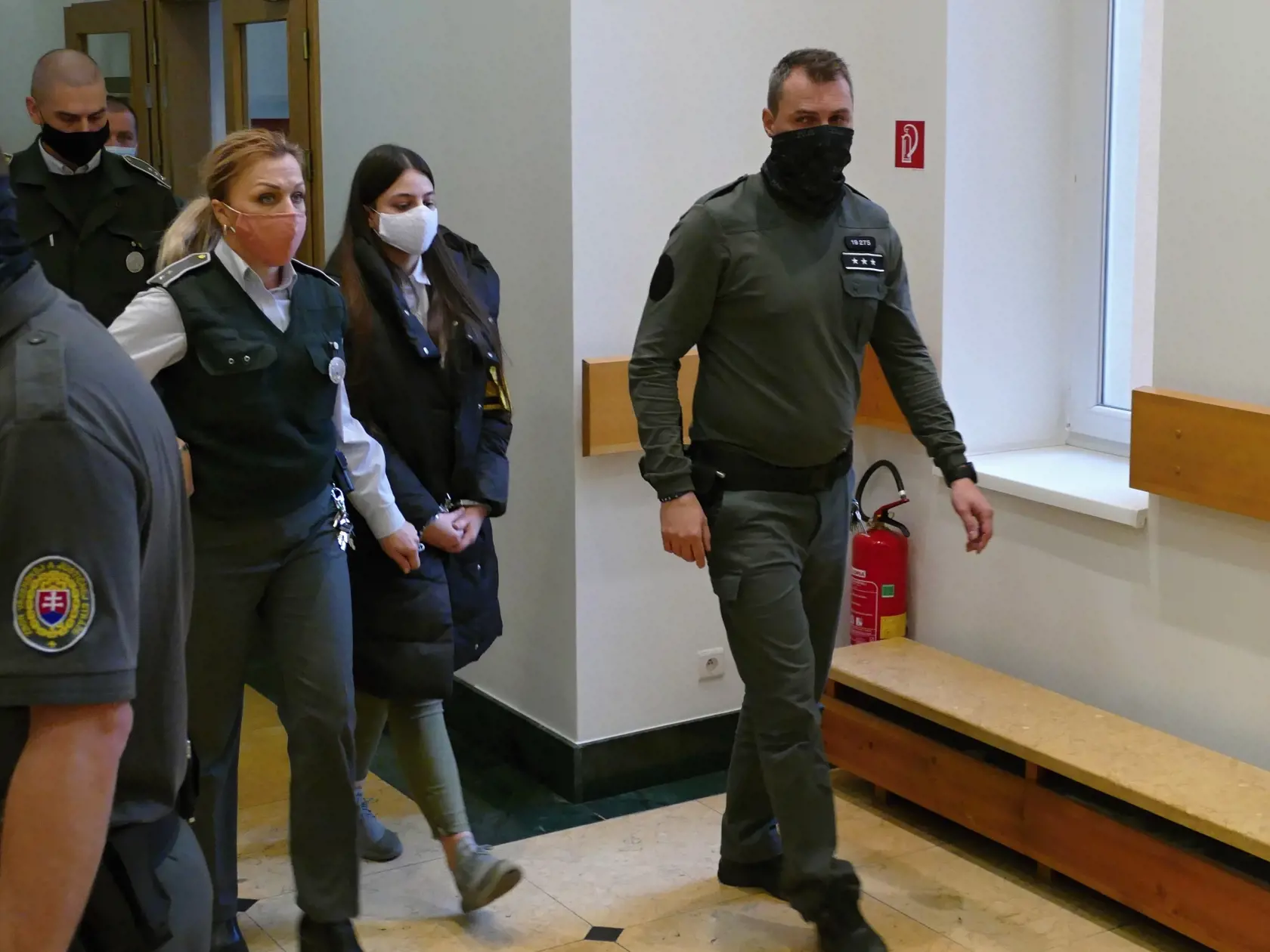Na snímke druhá sprava 17-ročná Judita prichádza na Okresný súd SR v Žiline dňa 27. novembra 2020. Okresný súd (OS) v Žiline vymeral v piatok 17-ročnej Judite za obzvlášť závažný zločin vraždy nepodmienečný trest odňatia slobody 12 rokov a štyri mesiace. FOTO TASR - Erika Ďurčová