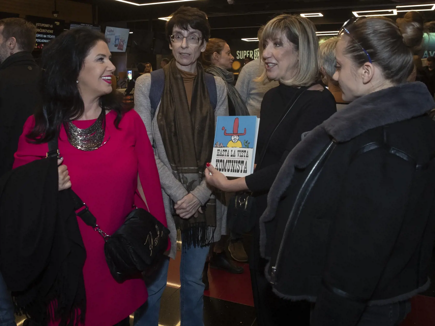 Slovenská premiéra dokumentárneho filmu režisérky Oľgy Sommerovej o legendárnom českom hudobnikovi a politikovi Michaelovi Kocábovi. Na snímke zľava je Iveta Malachovská a Zuzana Mistríková.