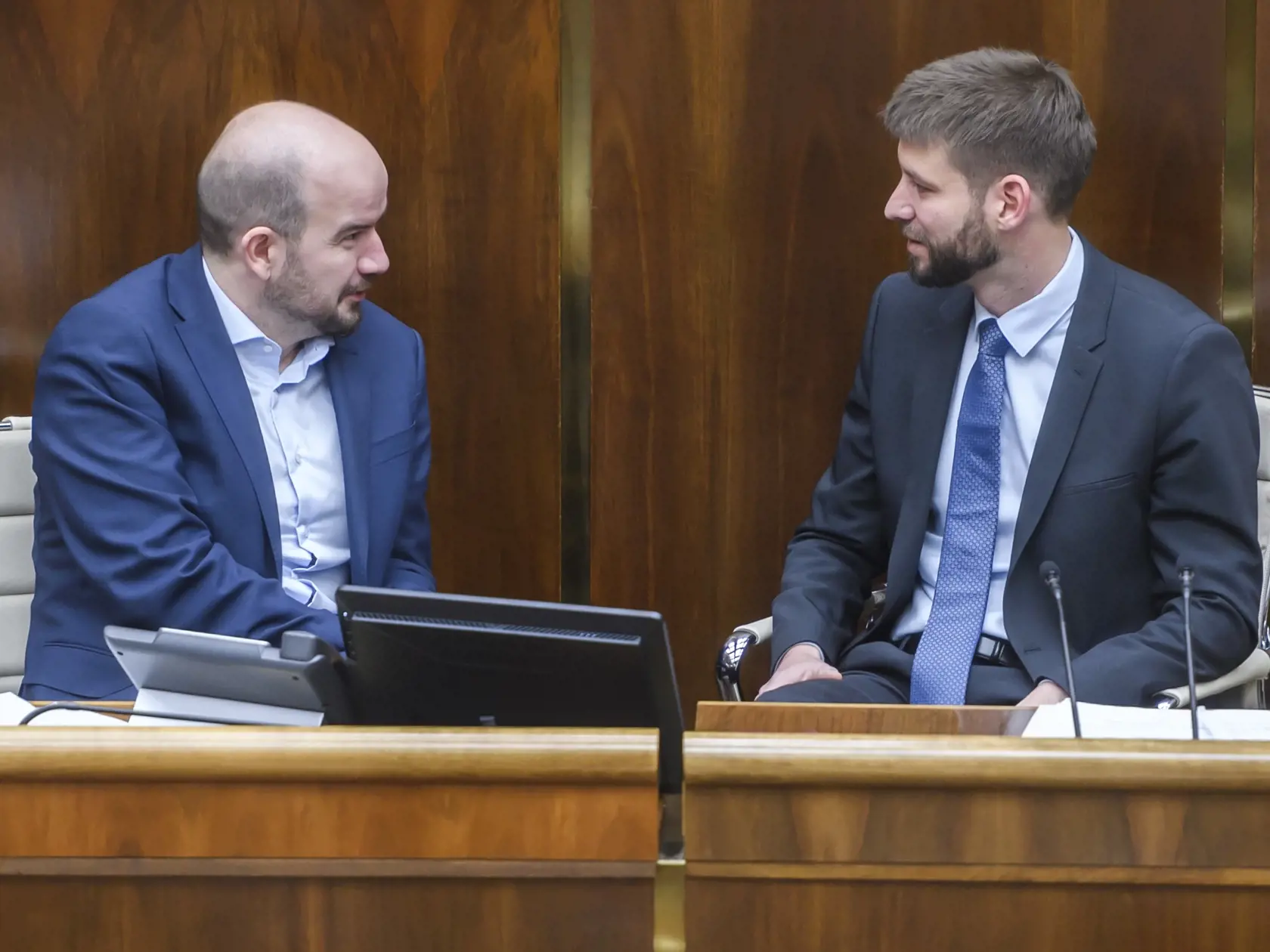 Na snímke zľava poslanec Národnej rady (NR) SR Martin Dubéci a podpredseda NR SR Michal Šimečka (obaja Progresívne Slovensko) počas pokračujúcej rozpravy k návrhu štátneho rozpočtu na 6. schoôdzi parlamentu v Bratislave 21. decembra 2023. FOTO TASR - Jaroslav Novák