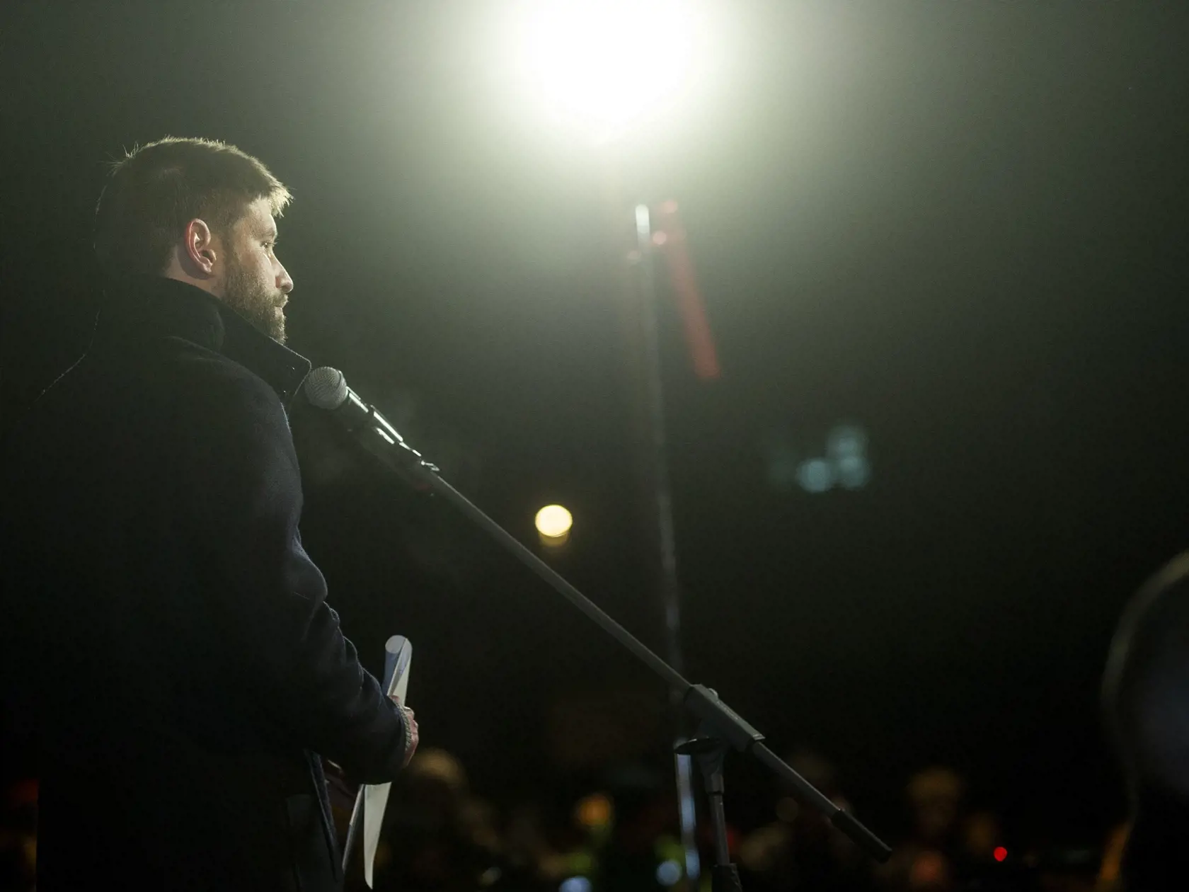 Na snímke predseda strany Progresívne Slovensko (PS) Michal Šimečka sa prihovára počas opozičného protestu, ktorý spoločne zorganizovali Sloboda a Solidarita (SaS), Kresťanskodemokratické hnutie (KDH) a PS pod názvom Zastavme ich pred budovou Úradu vlády SR v Bratislave vo štvrtok 7. decembra 2023. FOTO TASR - Jakub Kotian